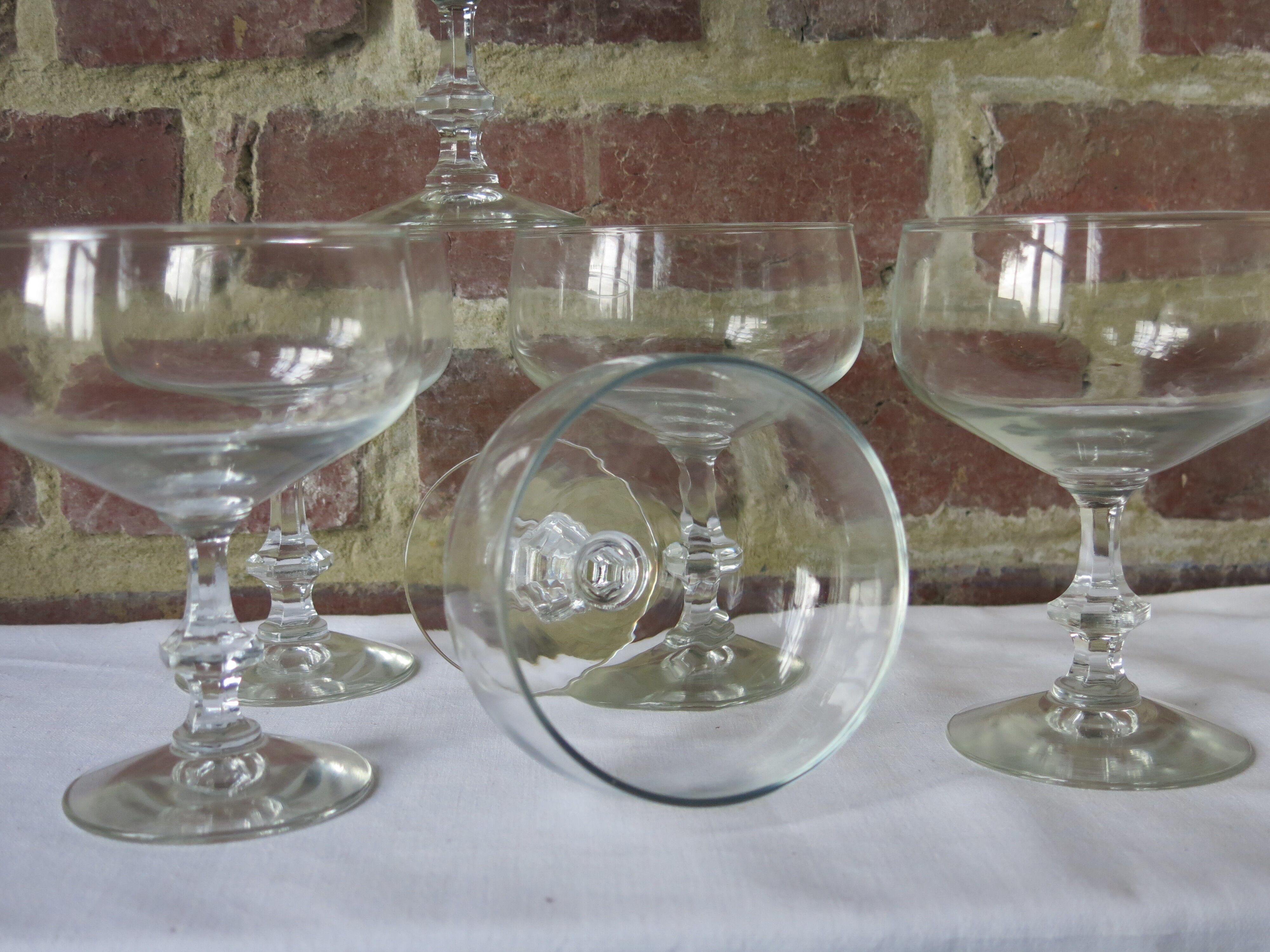 6 champagne or cocktail glasses in transparent glass in very good condition.