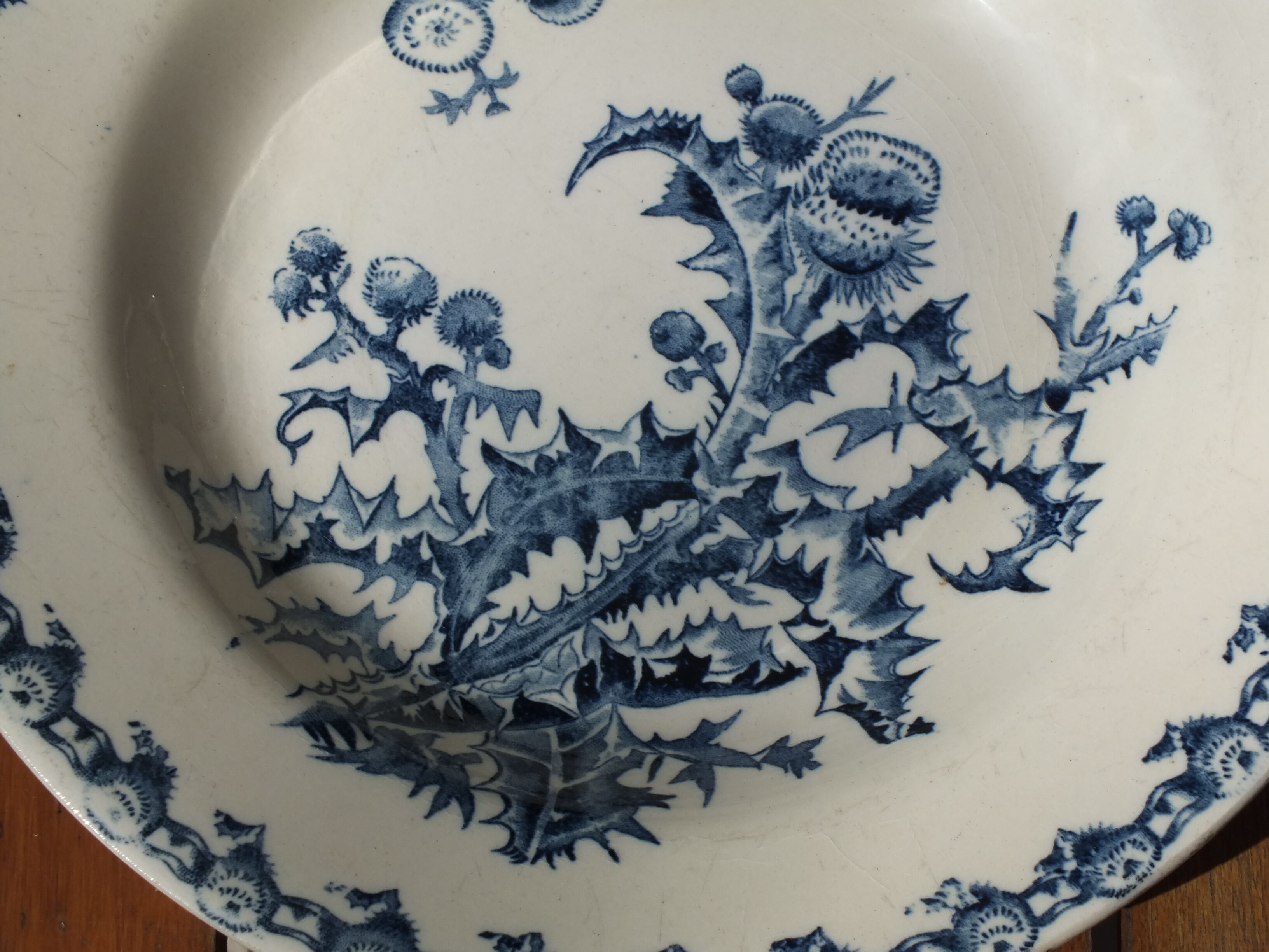 Gien's opaque porcelain hollow plate model Chardons