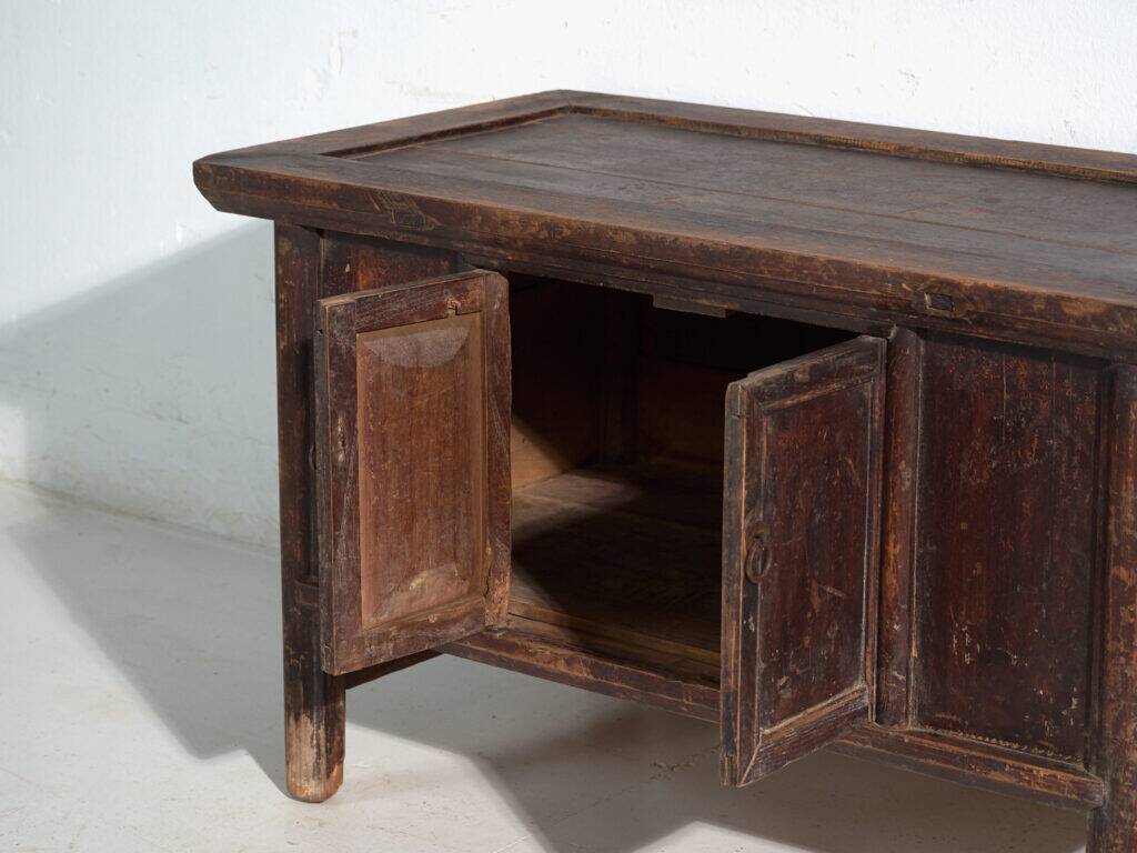 Meuble bas d’autel chinois à deux portes et patine sombre – Chine, vers 1900