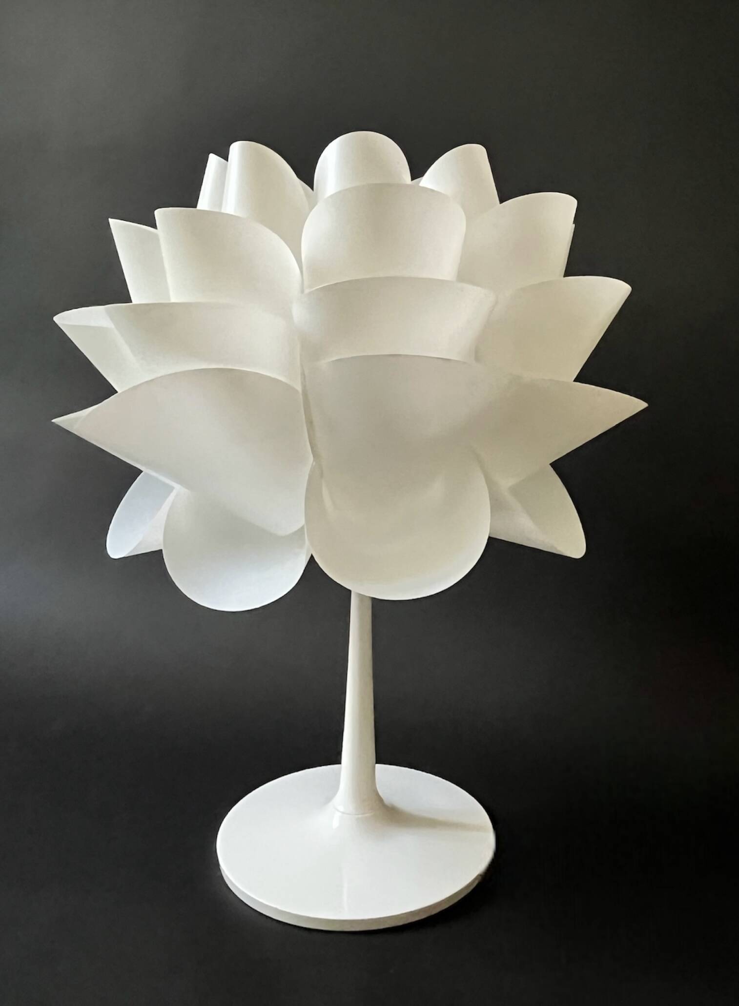White artichoke tulip design table lamp