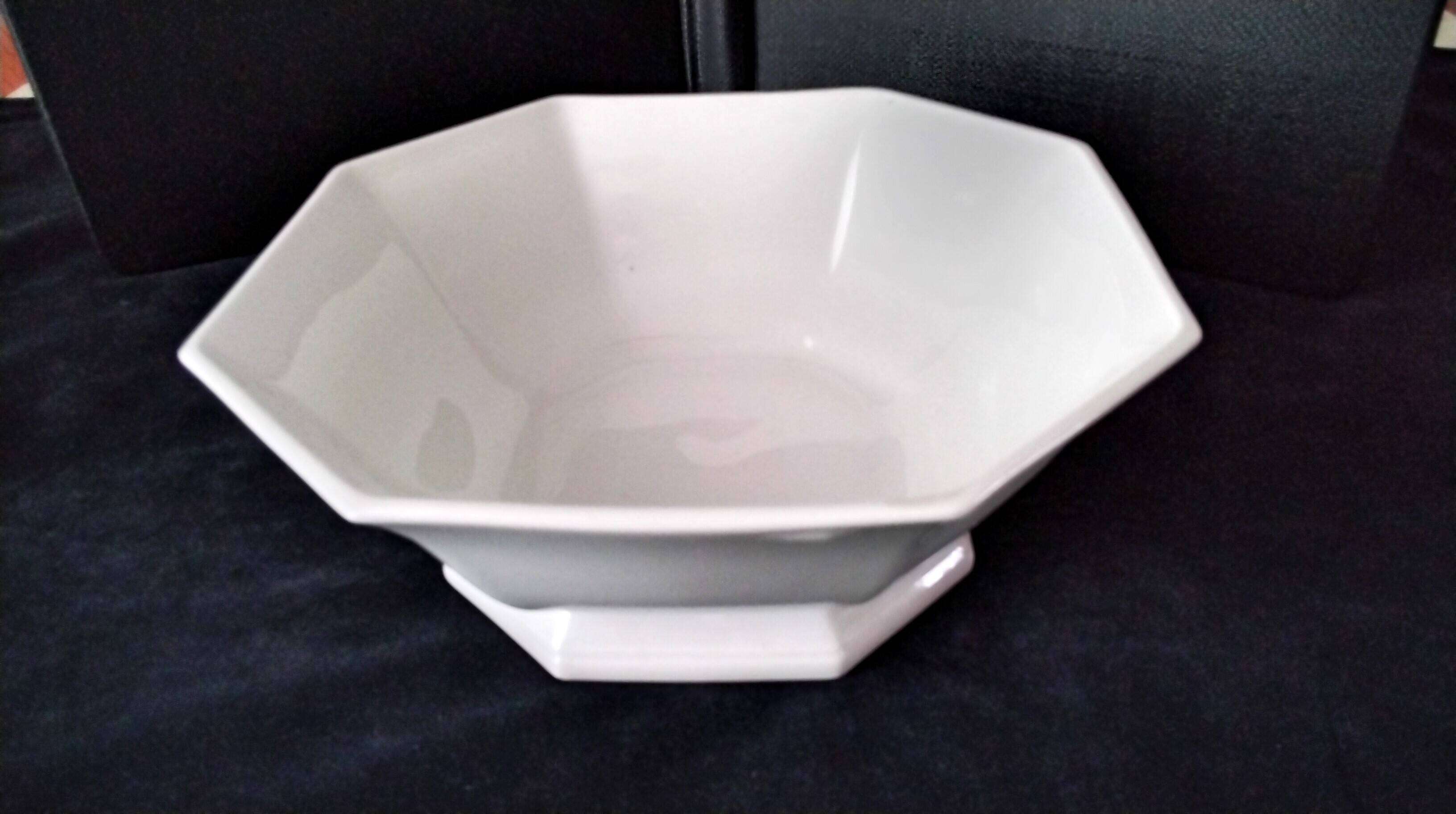 Octagonal salad bowl in white Limoges porcelain.