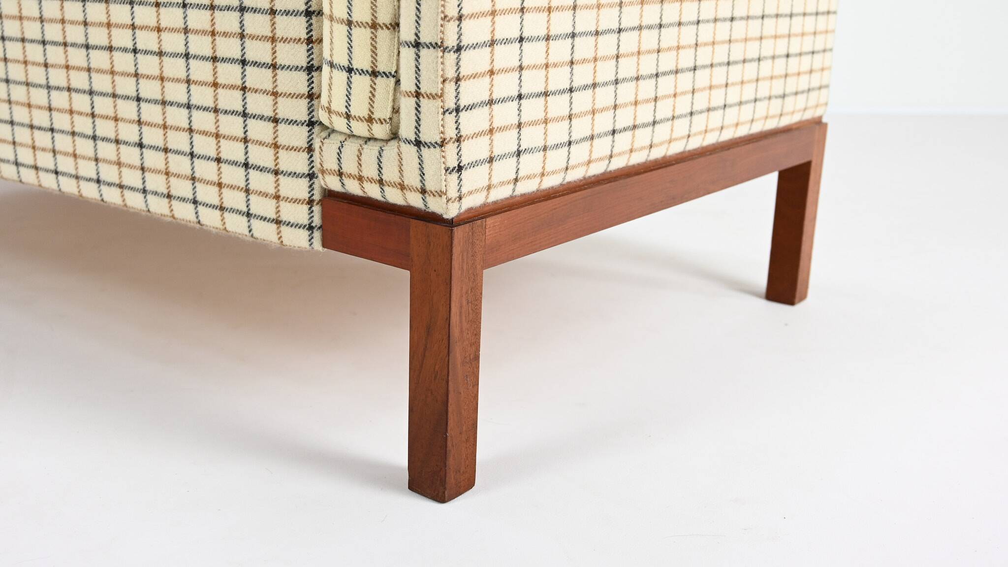 Canapé Vintage, En Laine Et Teck. Danemark, C.1960