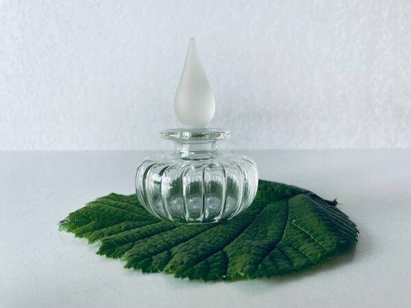 Flacon en verre signé