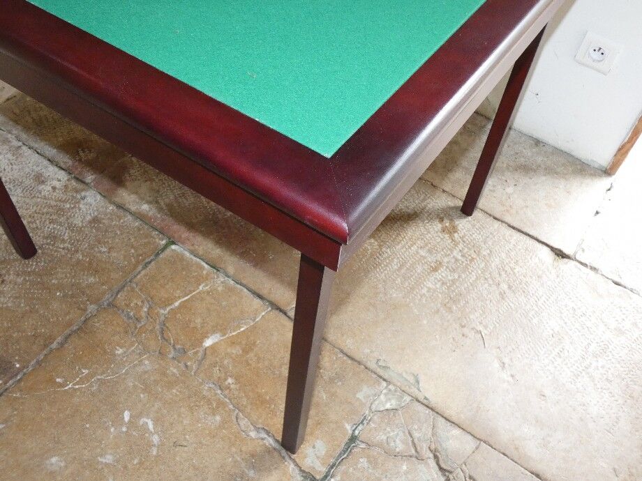 Table de jeu couleur acajou avec tapis en vert