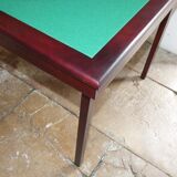 Table de jeu couleur acajou avec tapis en vert