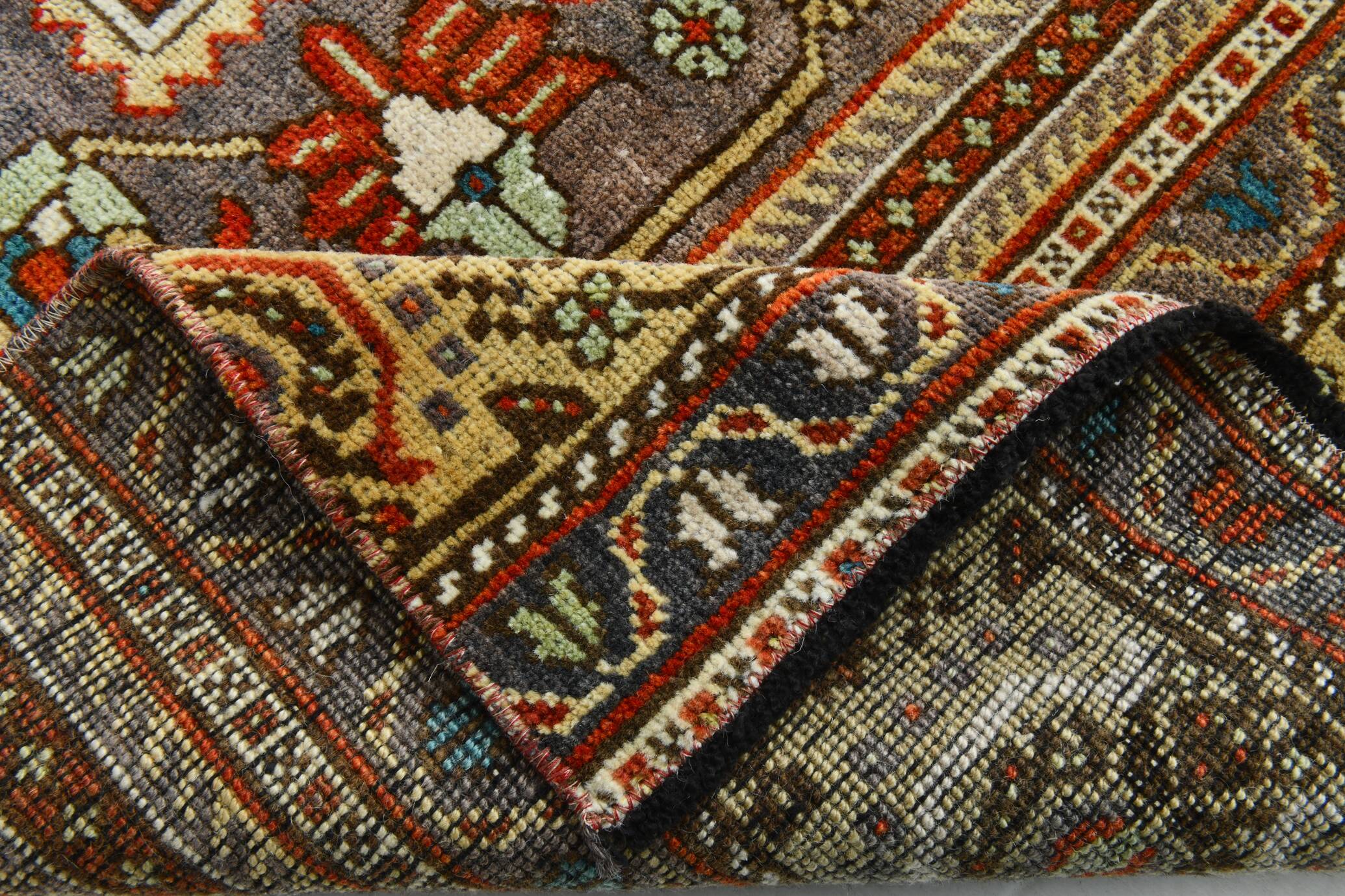 Tapis persan à motif oriental rouge et gris
