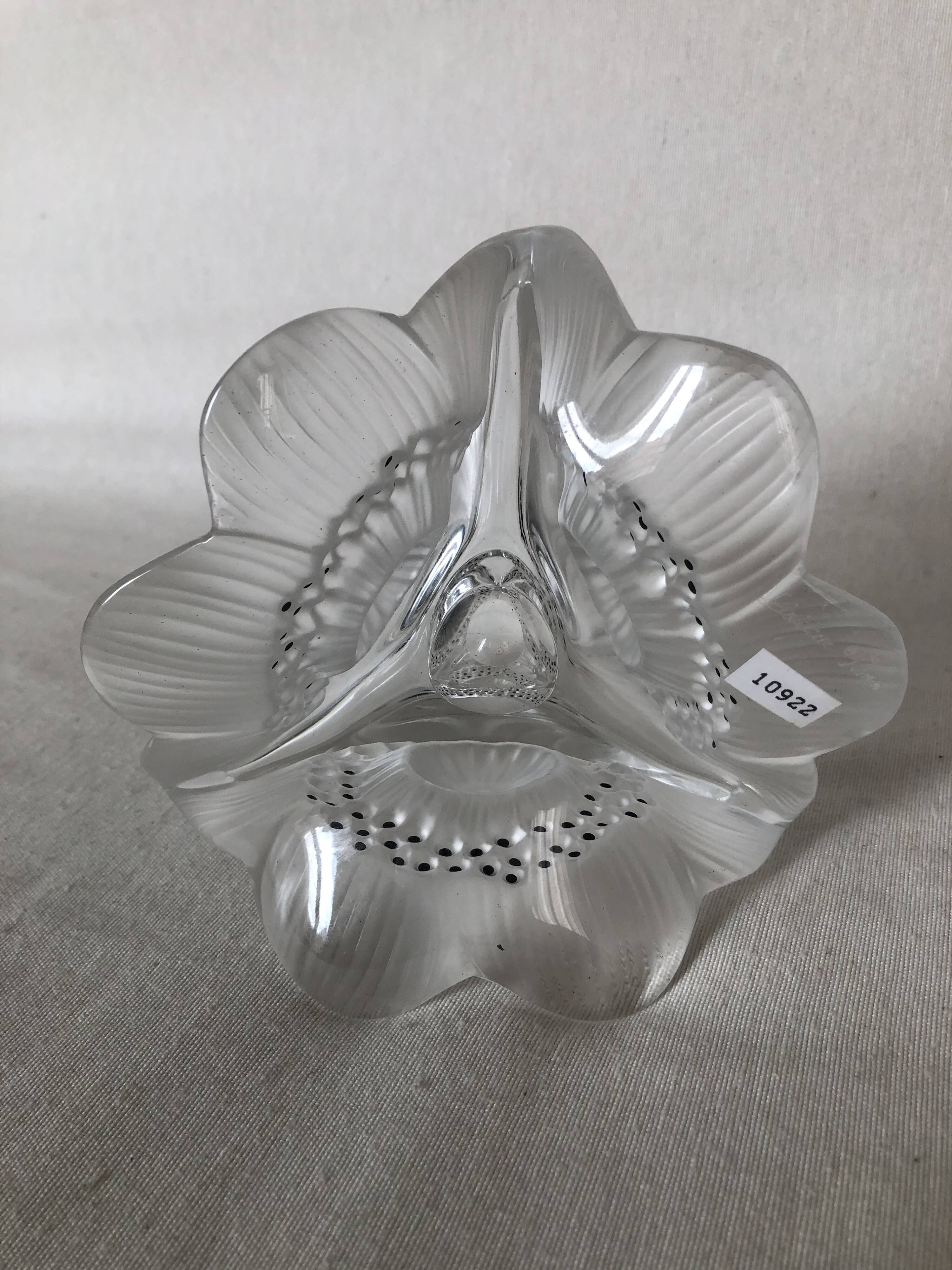Crystal candlestick LALIQUE, three anemone flowers
