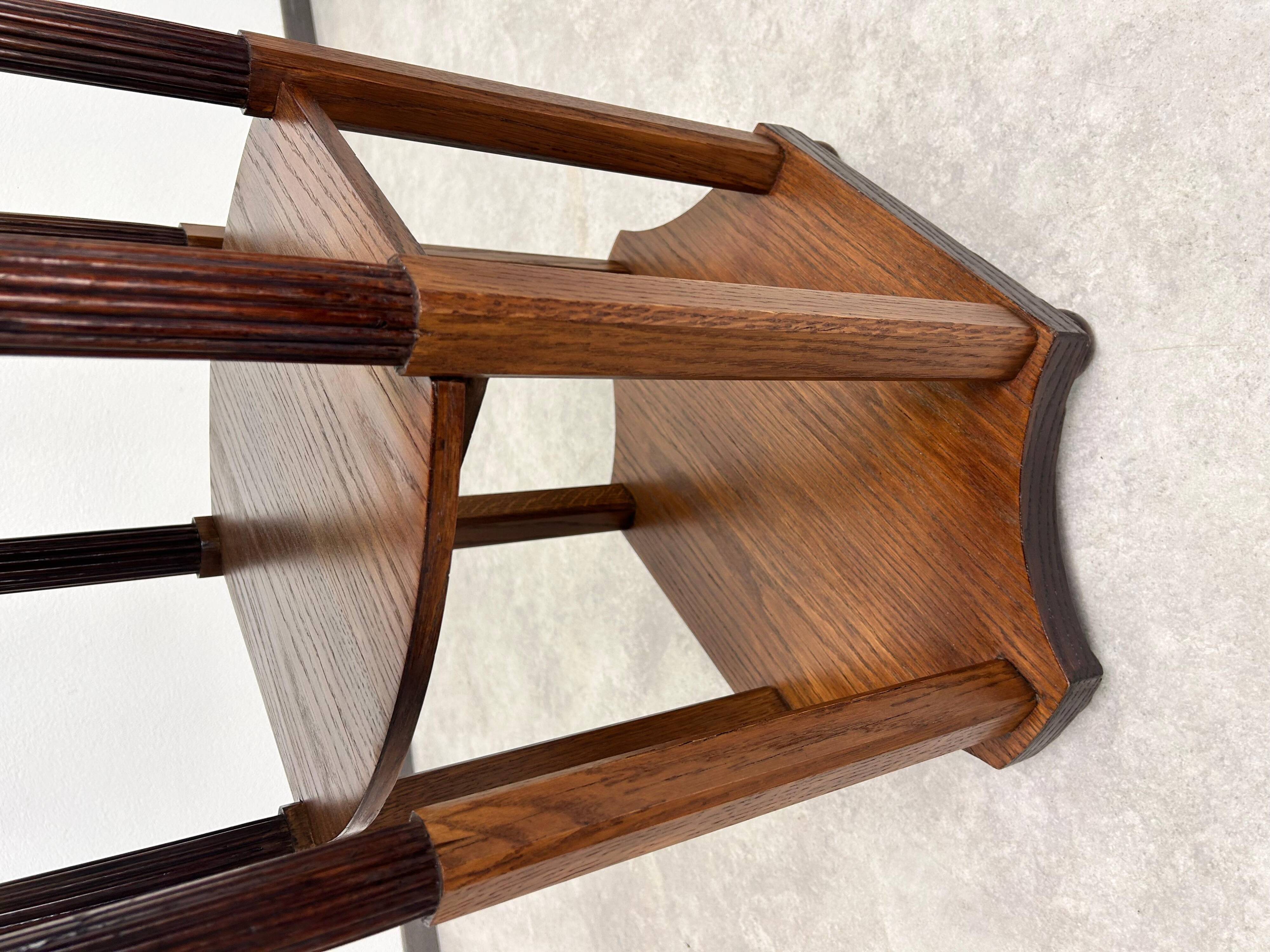 Table d'appoint ovale à six pieds dans le style de la sécession viennoise