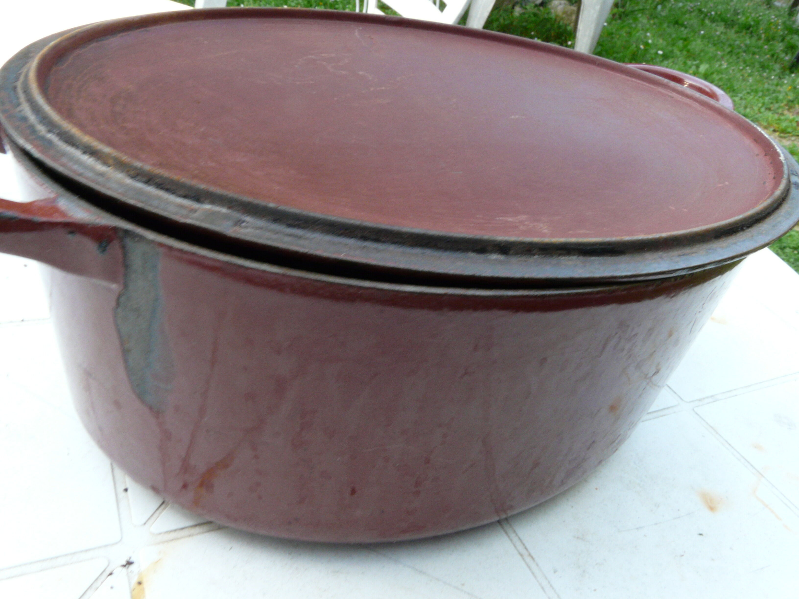 Casserole in burgundy cast iron Le Creuset