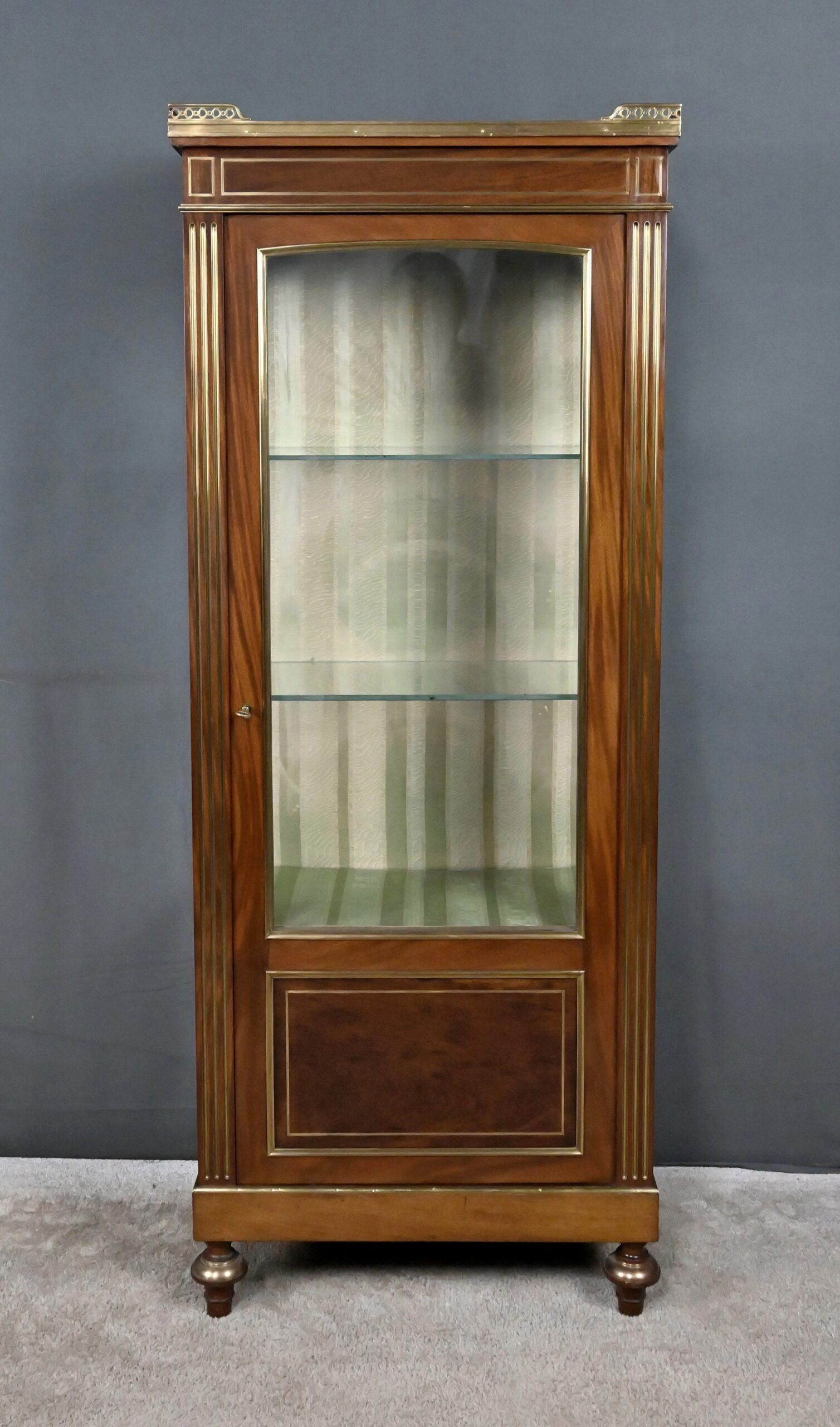 Vitrine en acajou, style Louis XVI – Début XXe