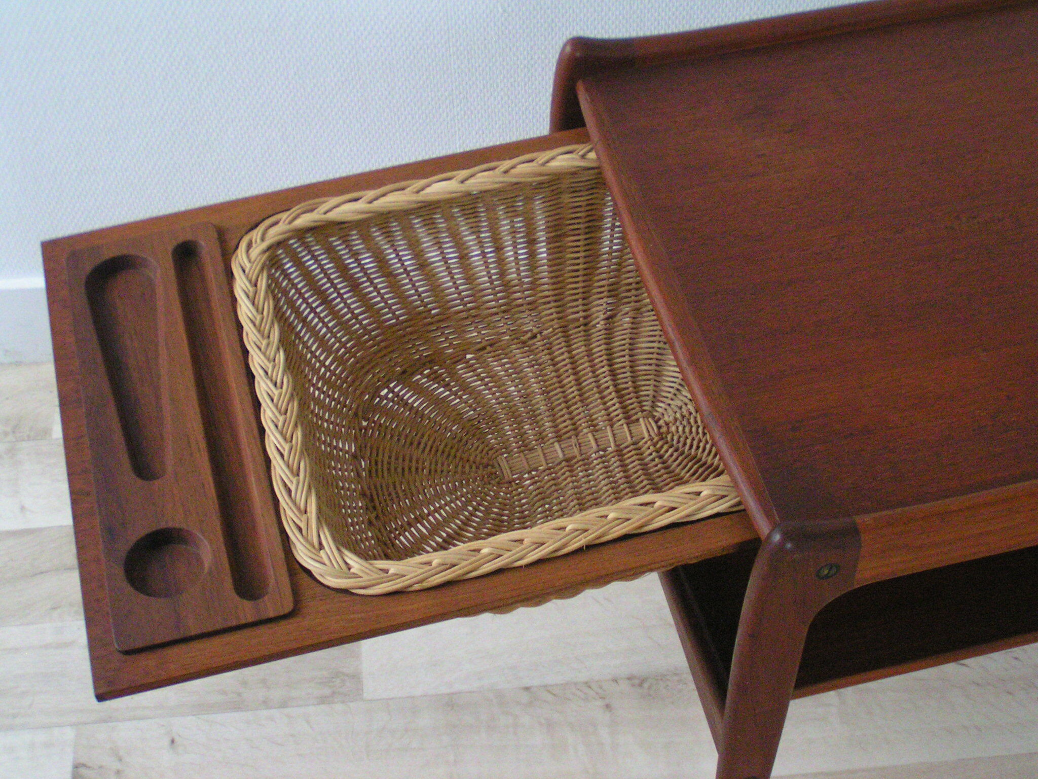 Table basse travailleuse à roulettes années 60