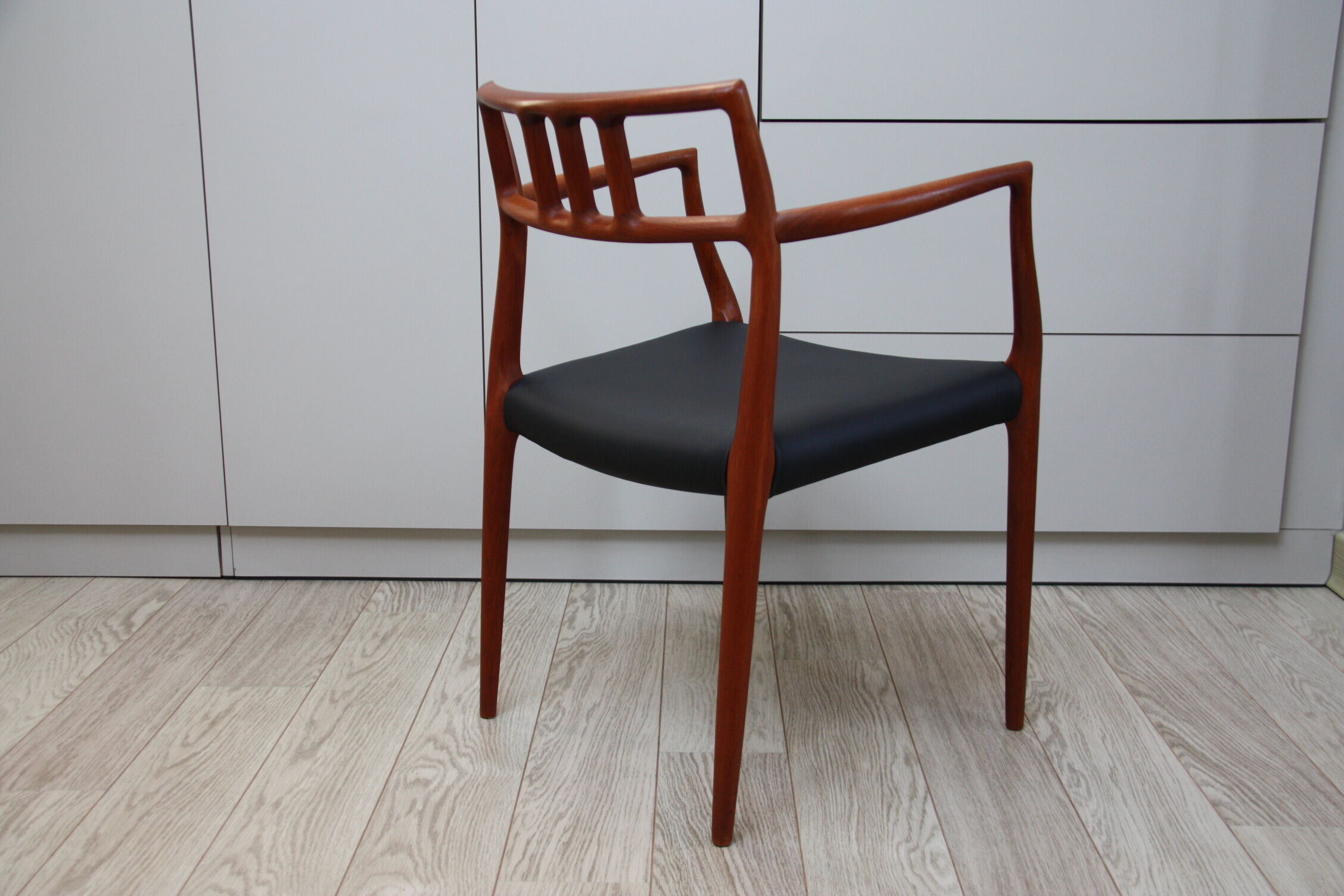 Vintage armchair in teak and black leather - Model 64 - Möller - Denmark '60's