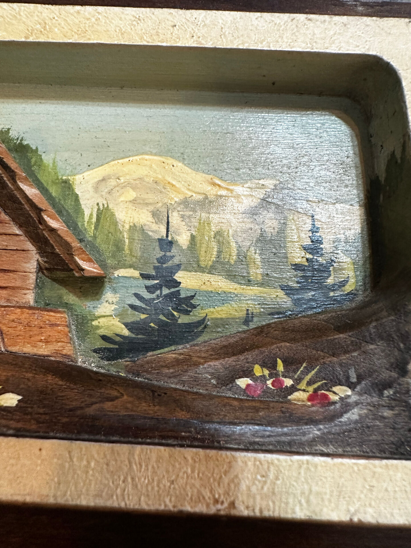 Tableau alpin vintage en bois sculpté et peint