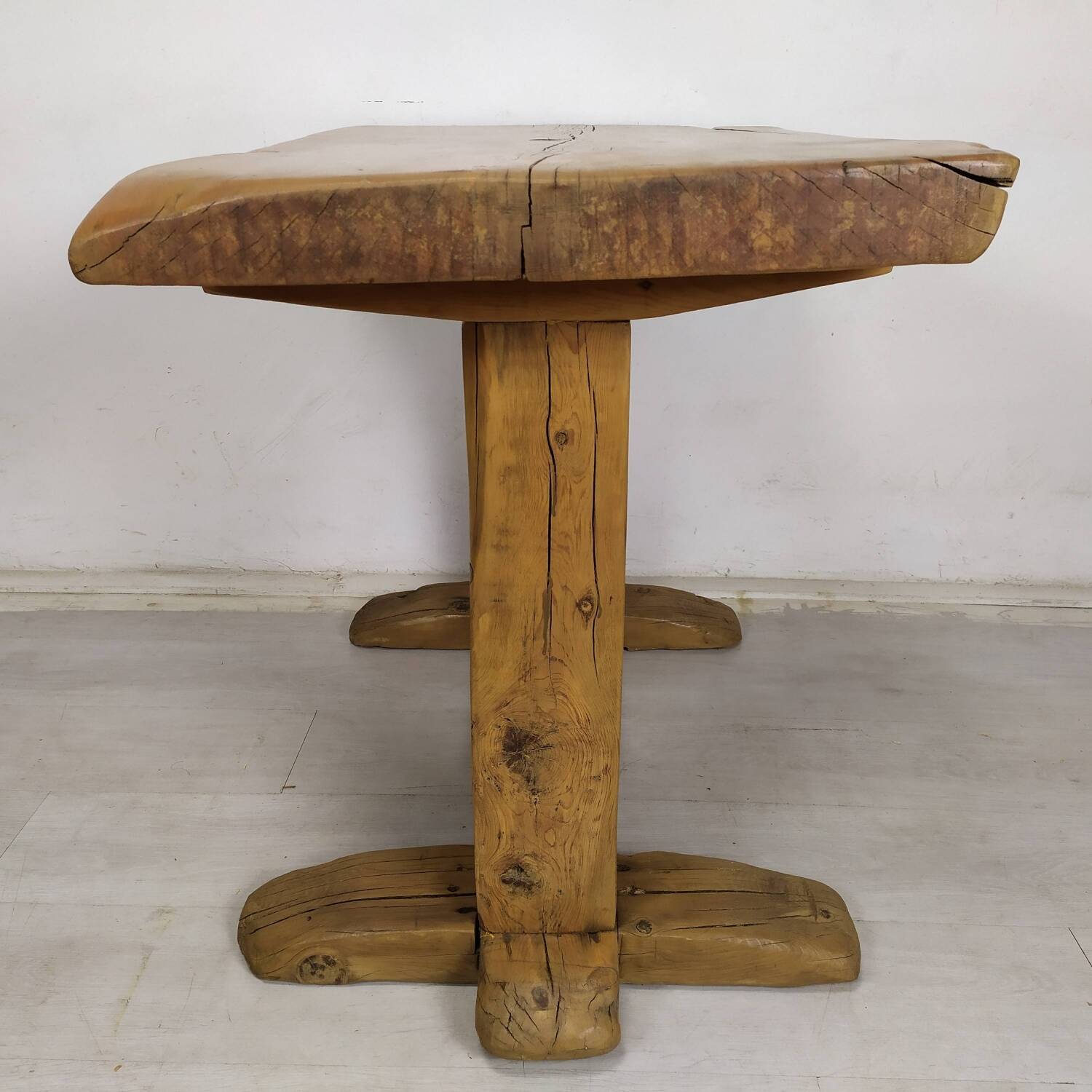 Table extérieur brutaliste