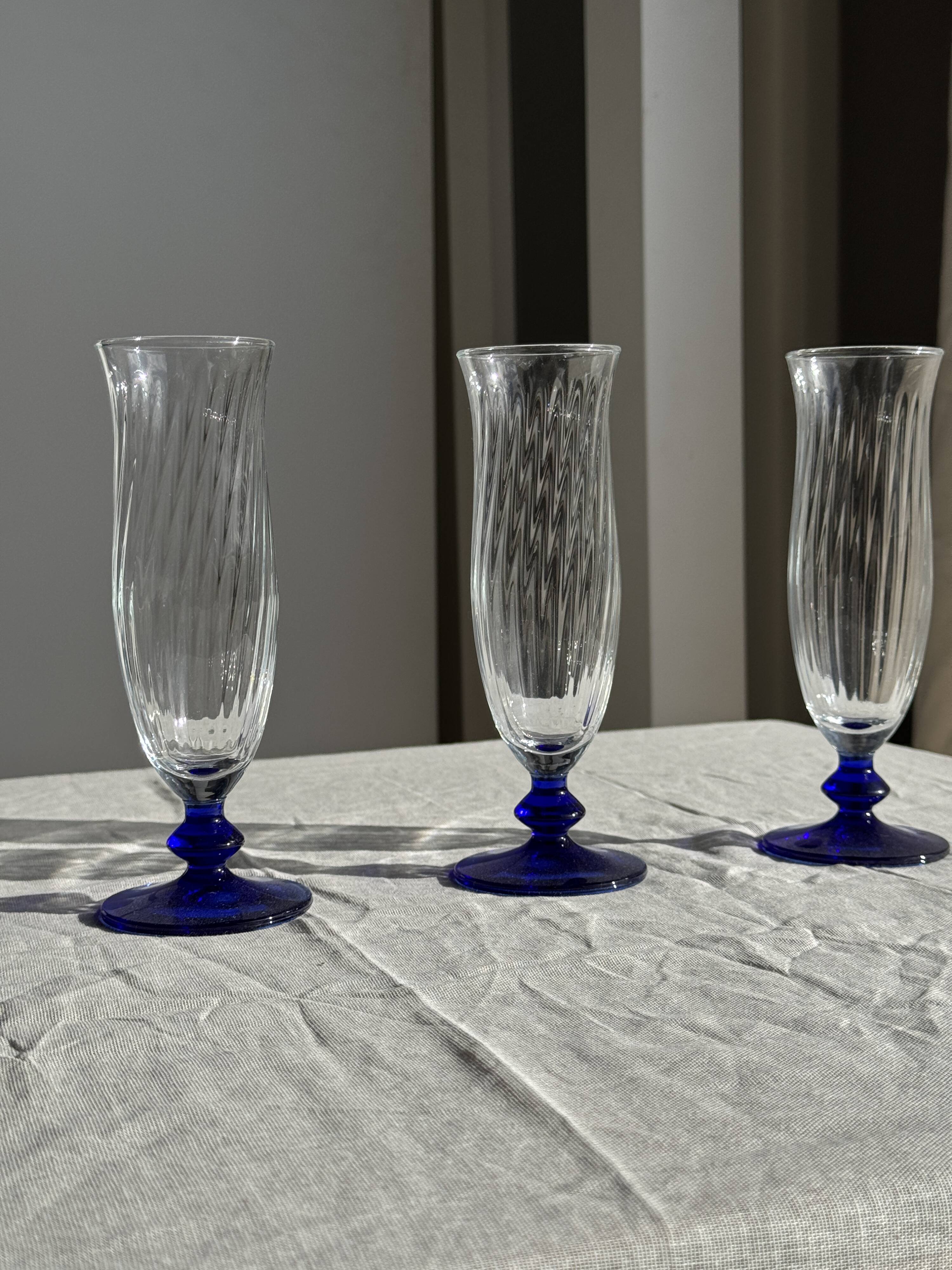 Set of 6 blue-footed champagne flutes; 3 pairs of designs.