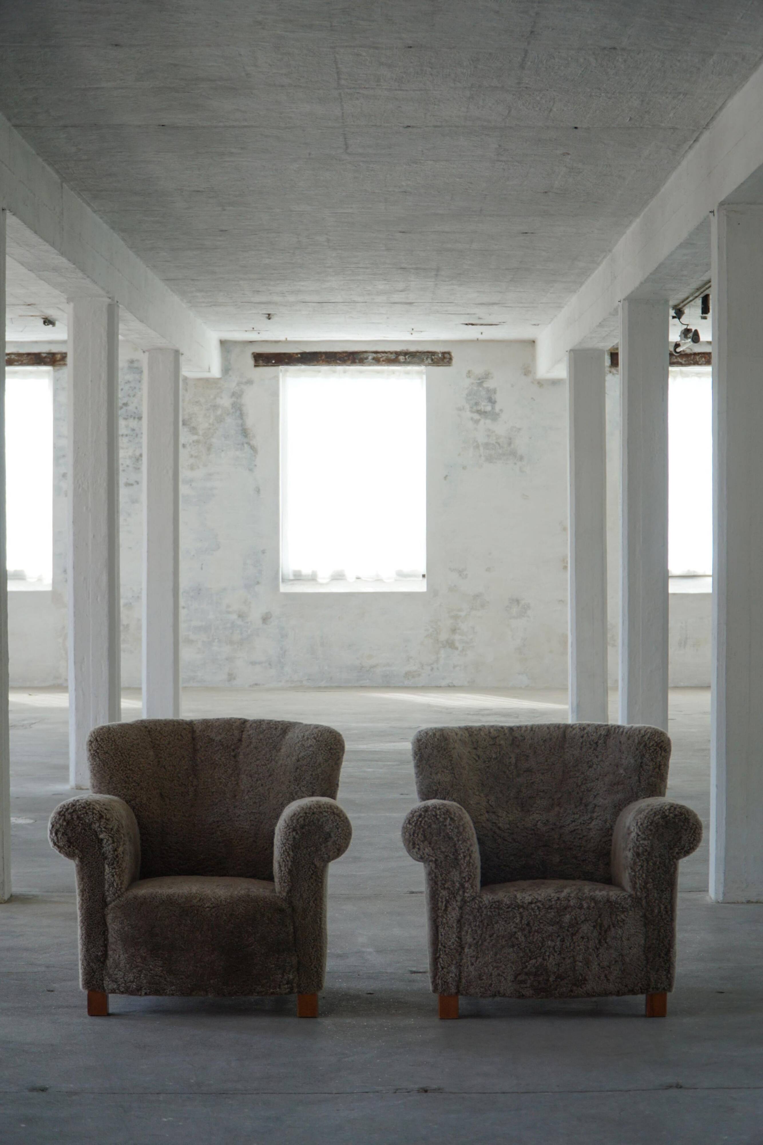 Fritz Hansen, pair of modern Danish lounge chairs, lambswool, Model No 1490, 1940s