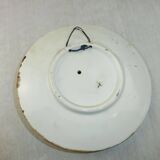 Ancienne assiette en barbotine, poire en relief