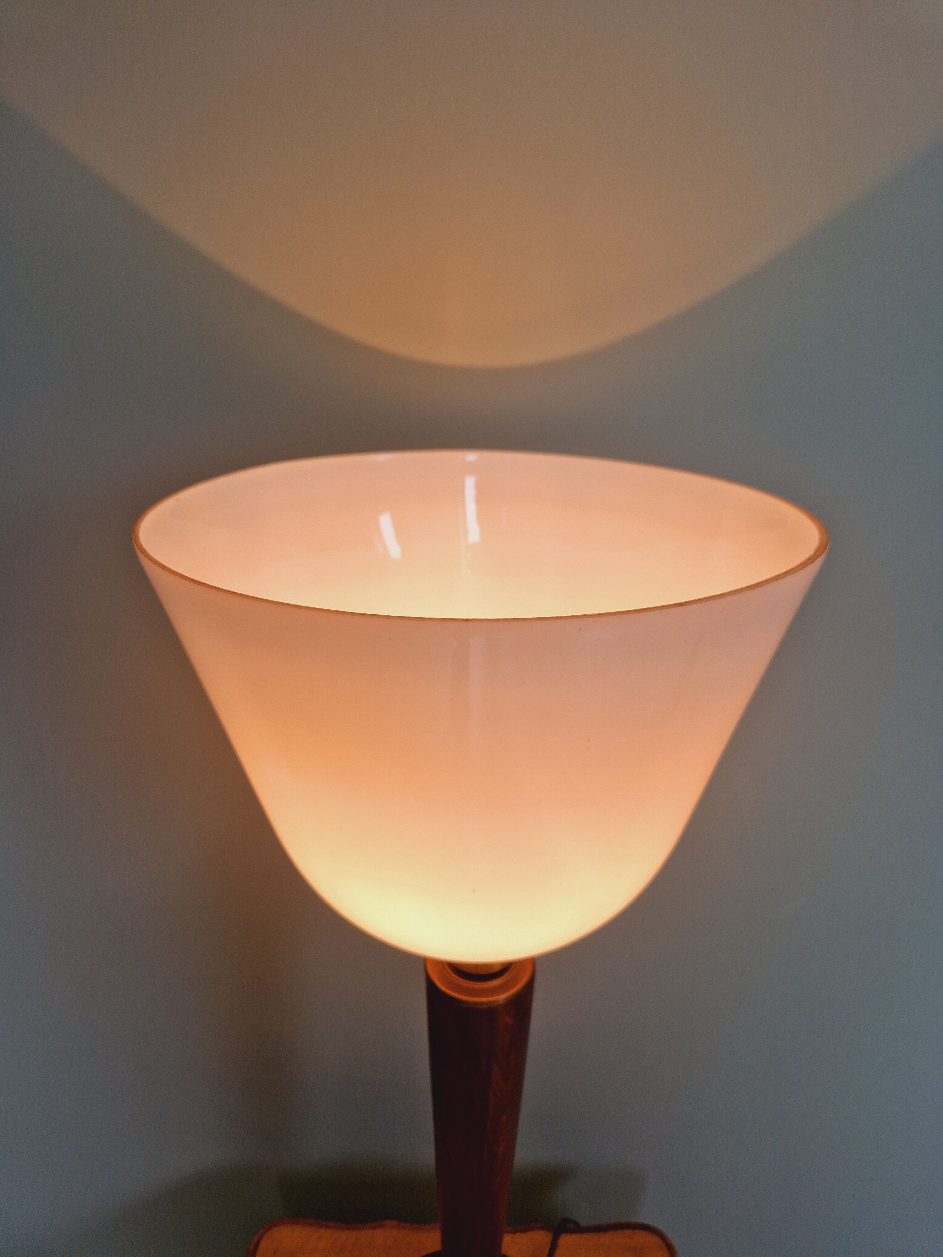 Large Art Deco lamp, in mahogany and opaline wood, 1920s-30s