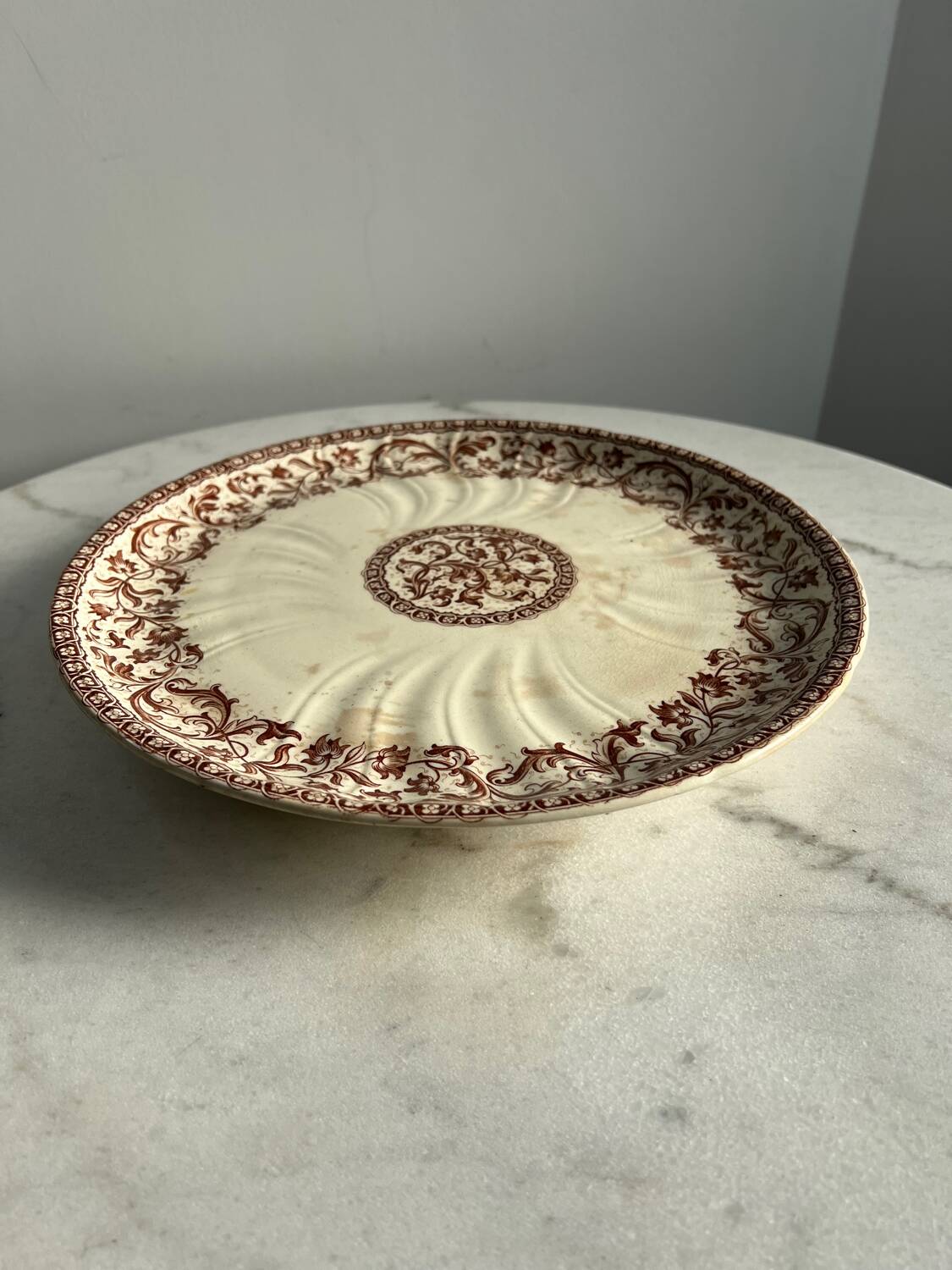 Plat de présentation sur piédouche Gien ancien