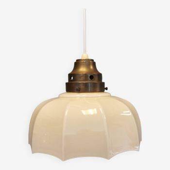 "Lampe parapluie" danoise et des années 1940-1950 de belle couleur crème avec dessus en laiton.