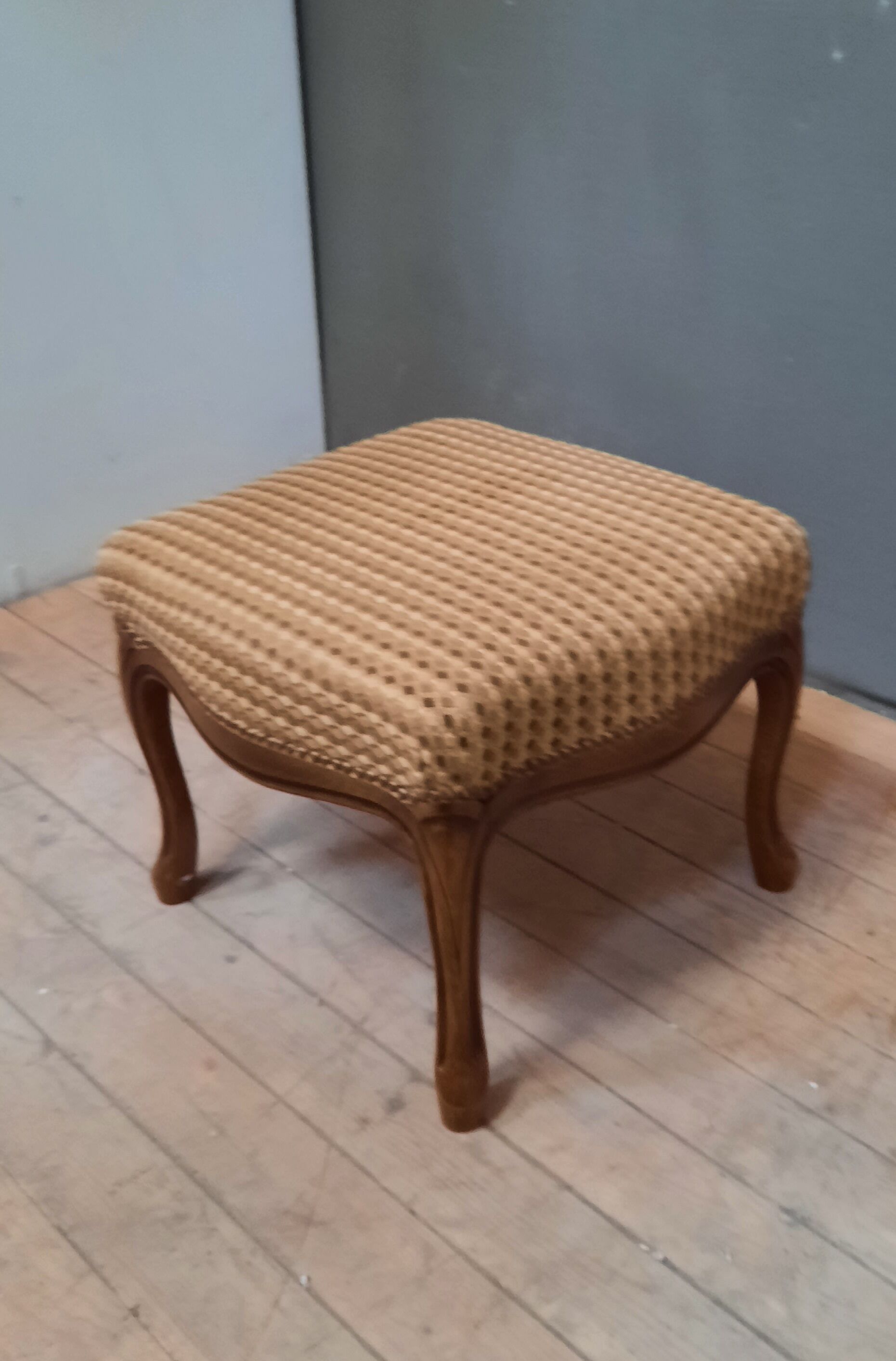 Pouf upholstered legs cambered in mahogany