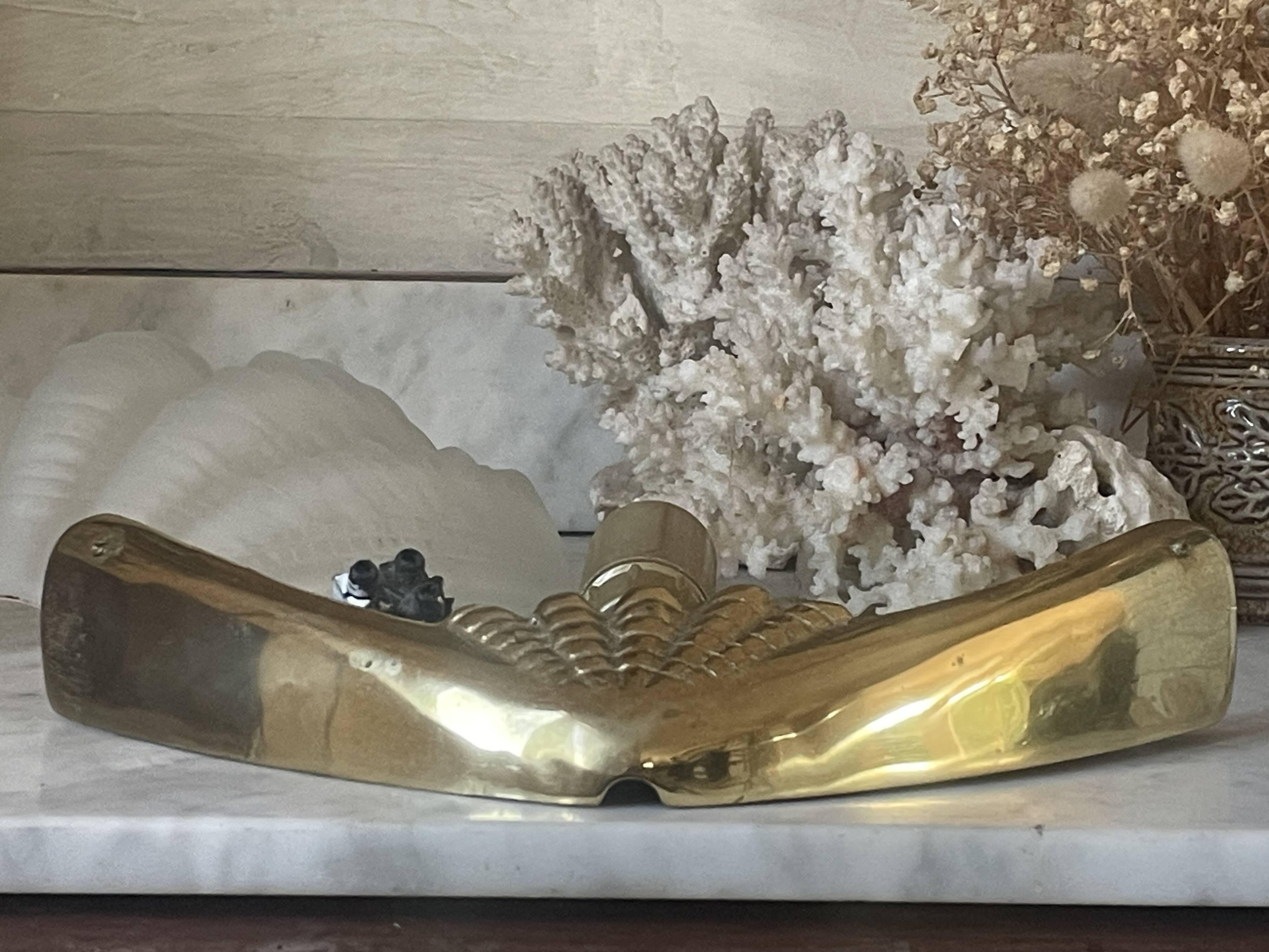 Shell-shaped wall light in Art Deco style with frosted glass and gilded bronze.