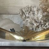 Shell-shaped wall light in Art Deco style with frosted glass and gilded bronze.