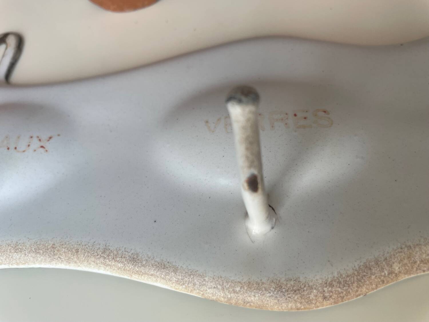 Enamelled sheet metal with inscriptions and hooks