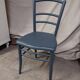 Chaise en bois bleu foncé