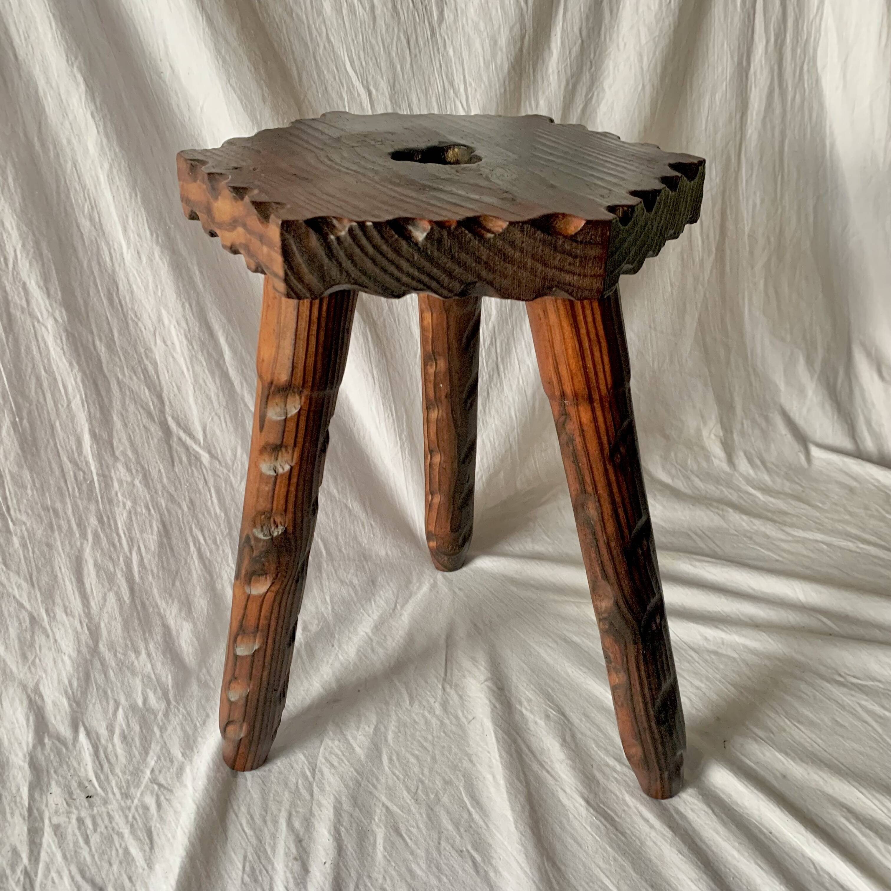 Ancien tabouret tripode brutaliste en bois massif