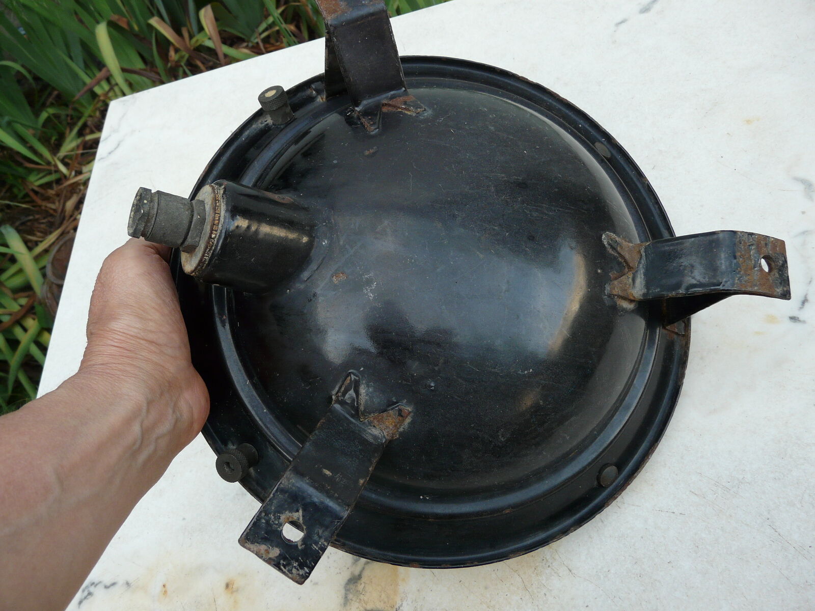 Applique en fonte émaillée blanche bordure bleue diamètre 30cm.