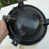 Applique en fonte émaillée blanche bordure bleue diamètre 30cm.