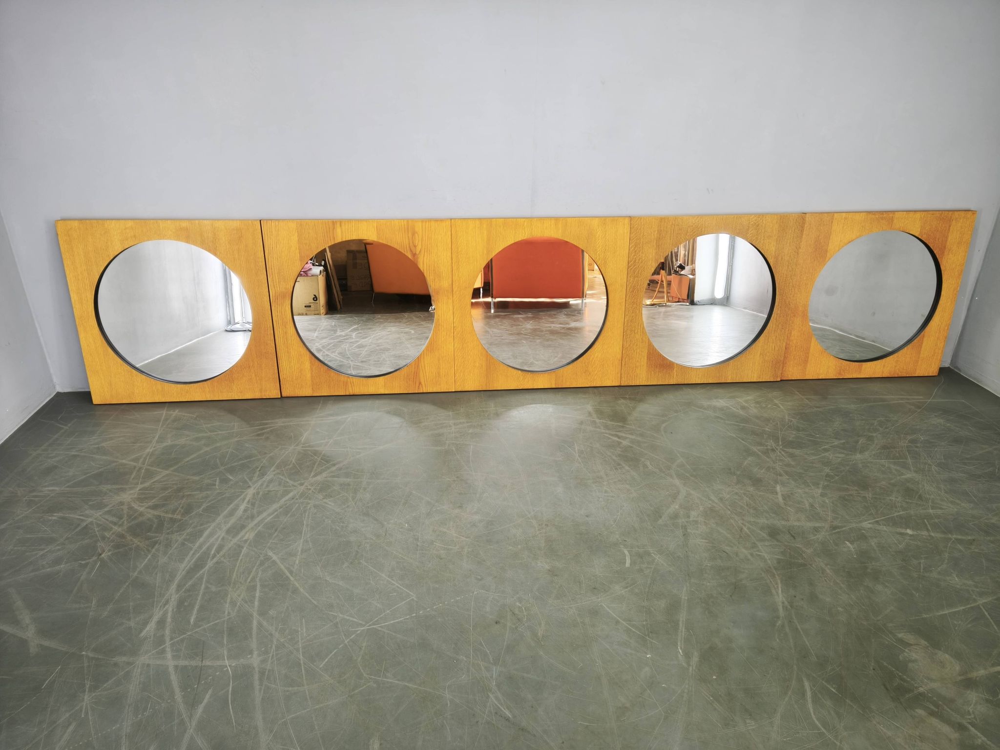Miroir carré en placage de chêne tchèque des années 1970 avec verre circulaire