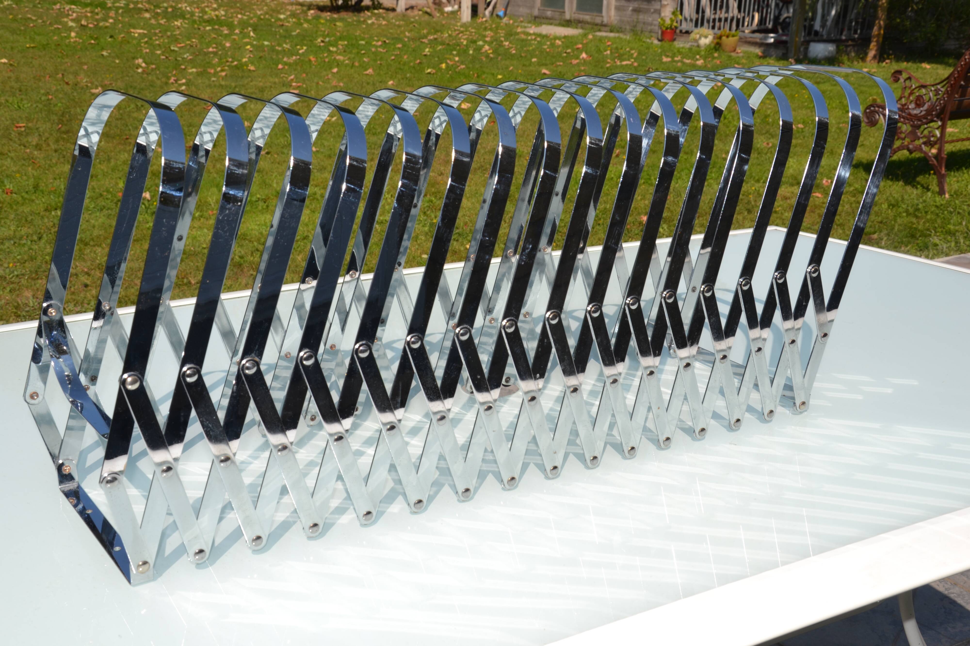 Expandable metal magazine rack