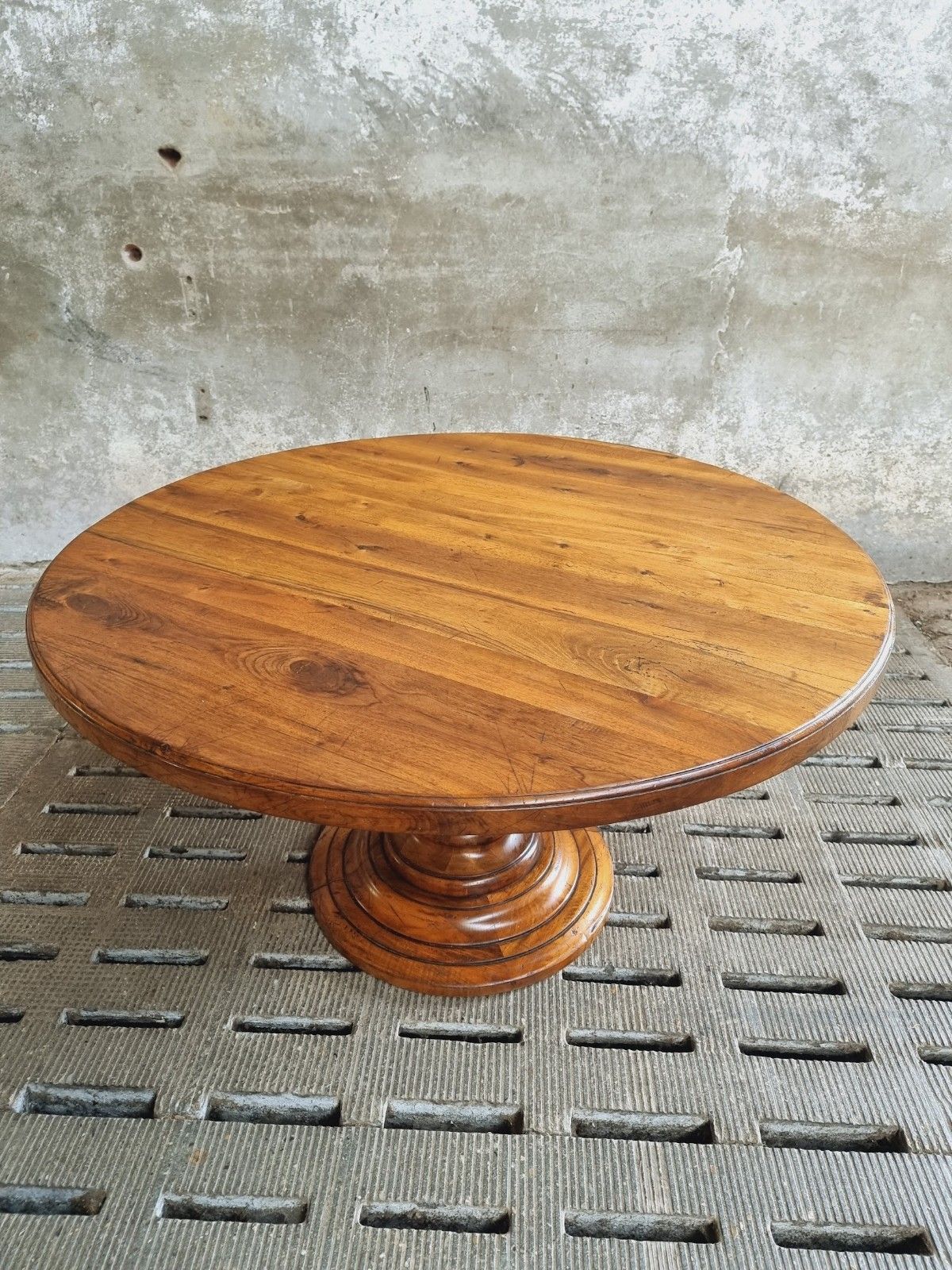 Table ronde ancienne en noyer 140 cm