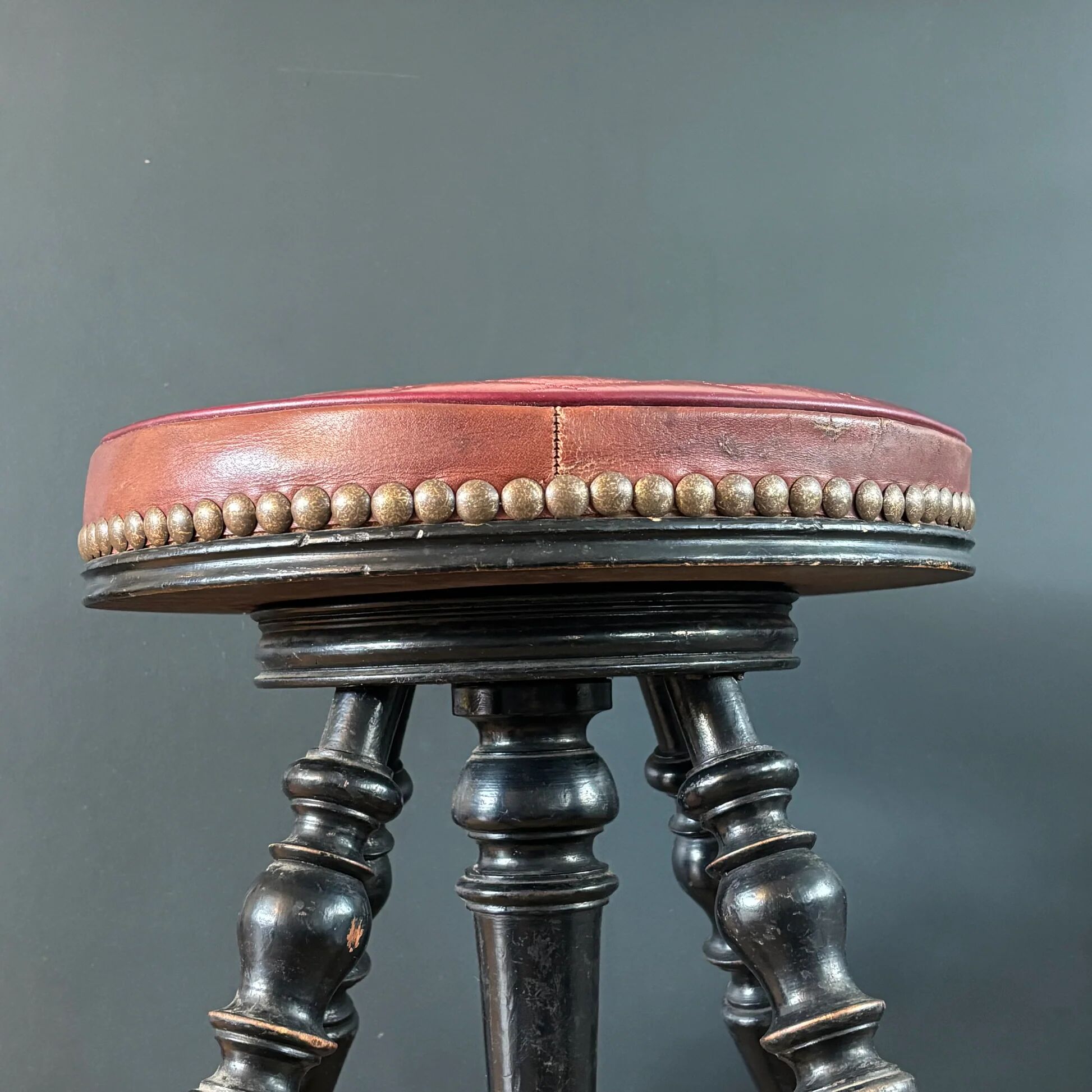 Tabouret de piano en cuir capitonnée et bois noirci
