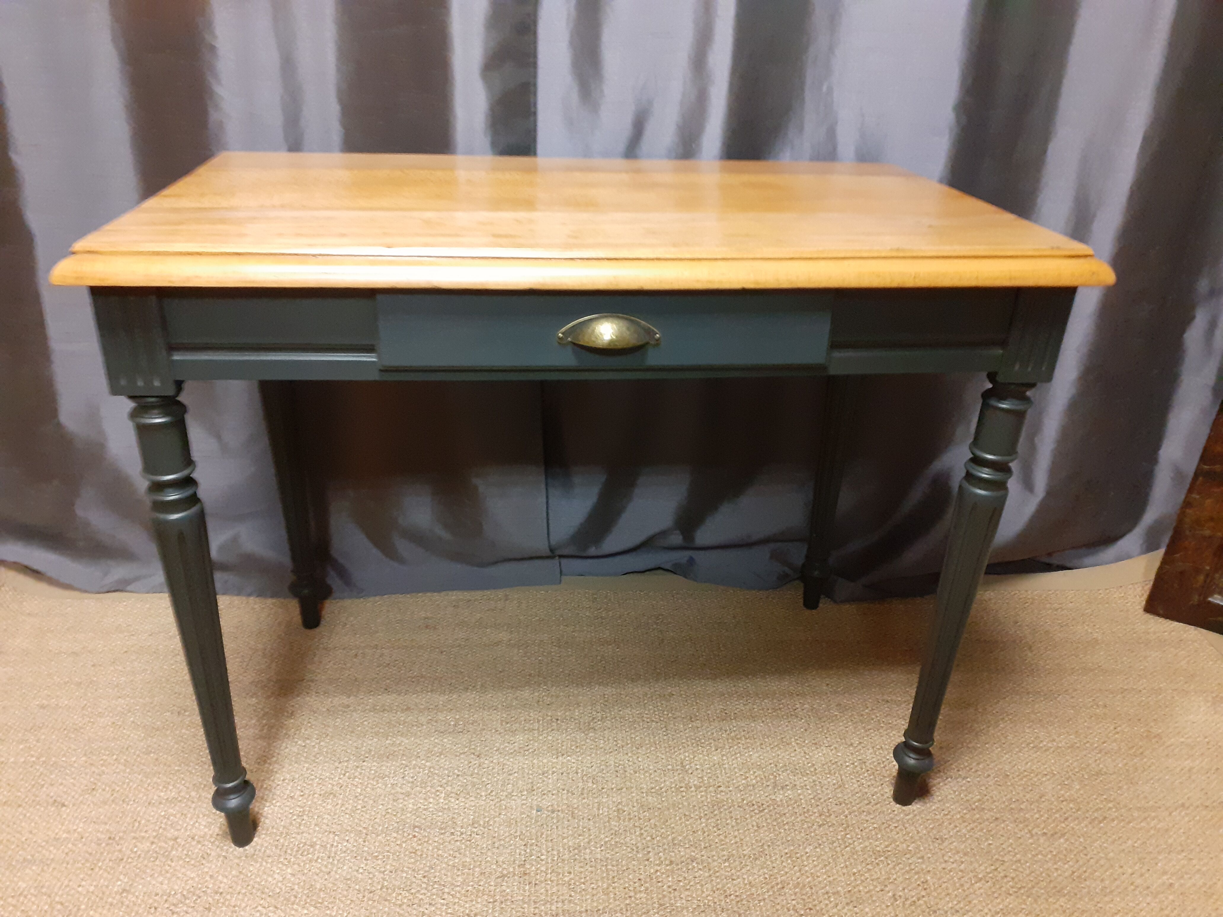 Old desk table in patinated anthracite revamped beech.