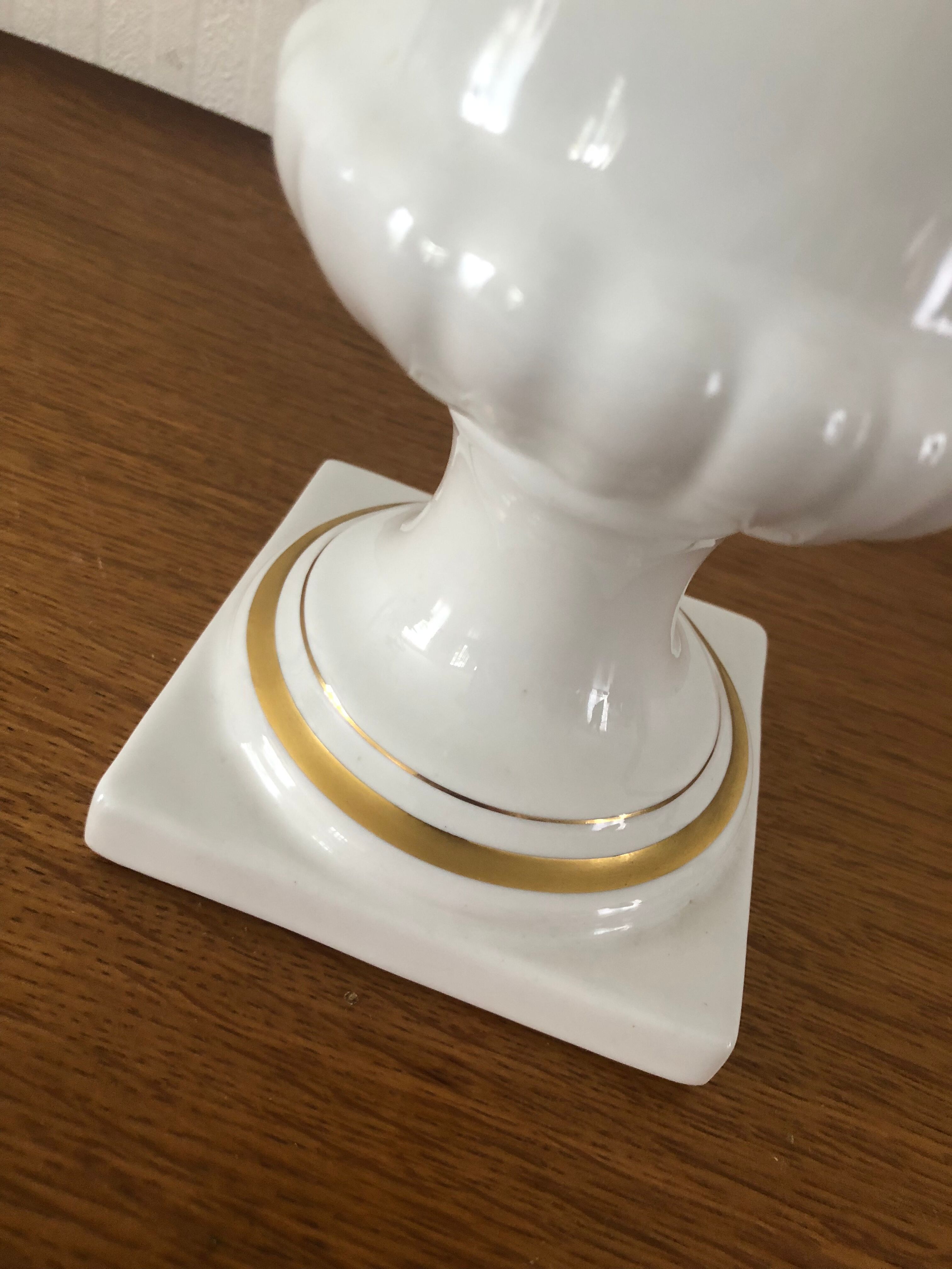 Vase Médicis blanc en porcelaine de Bruxelles