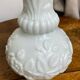 Vase de Portieux en opaline blanche 