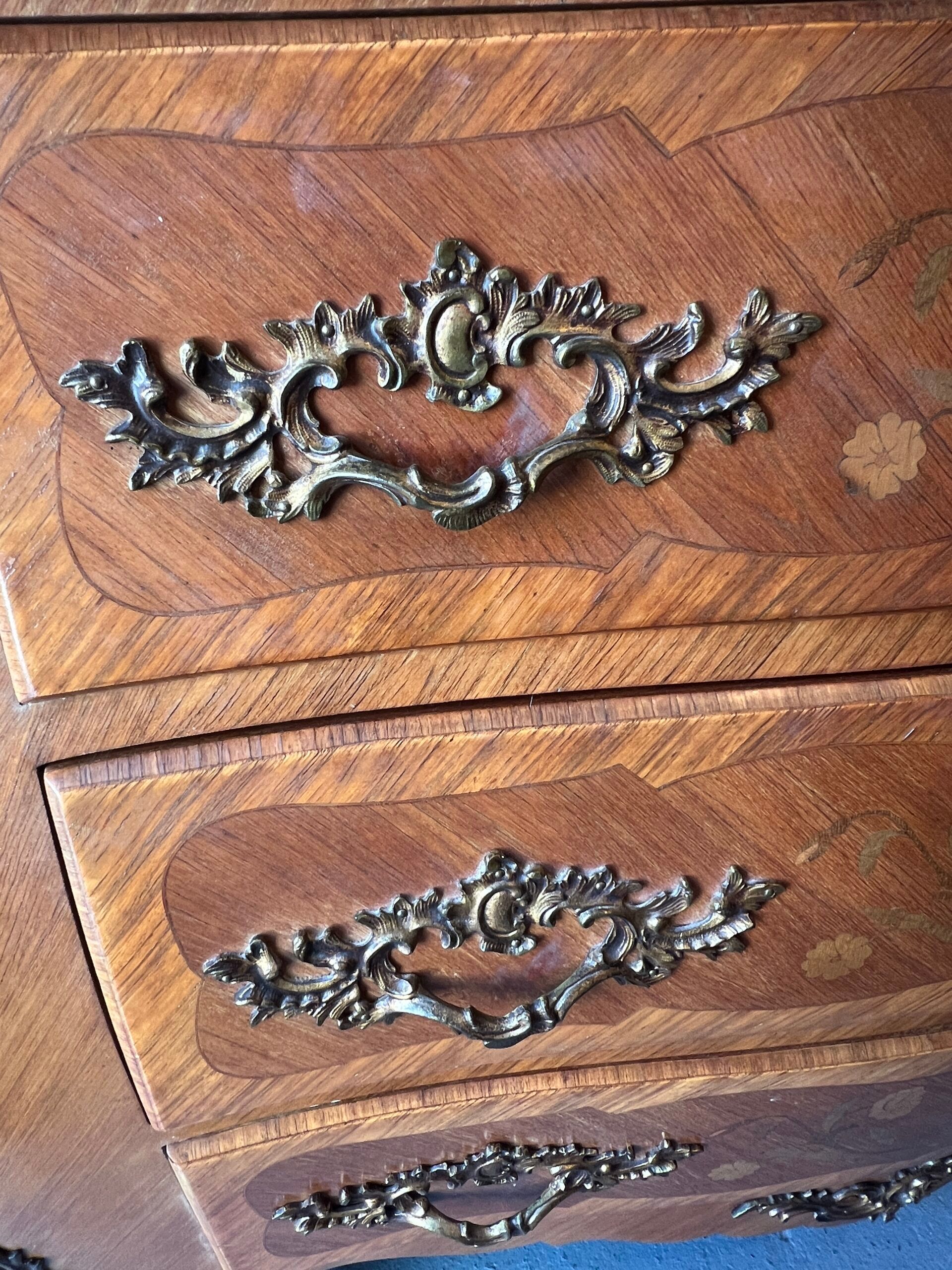 Louis XV style curved chest of drawers in veneer and marquetry, early 20th century