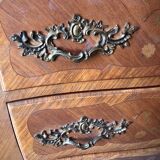 Louis XV style curved chest of drawers in veneer and marquetry, early 20th century