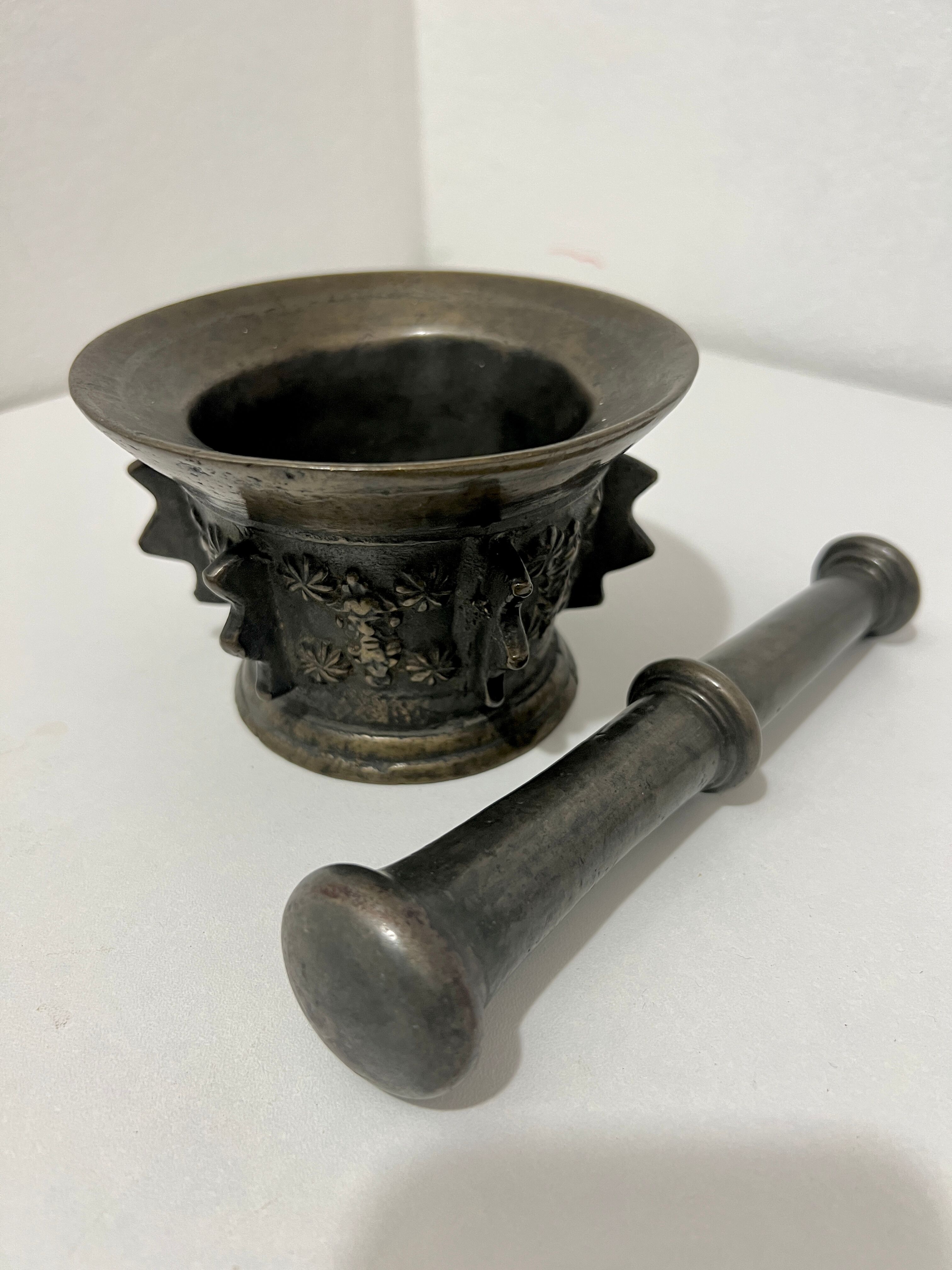 Mortar and pestle fins bronze seventeenth