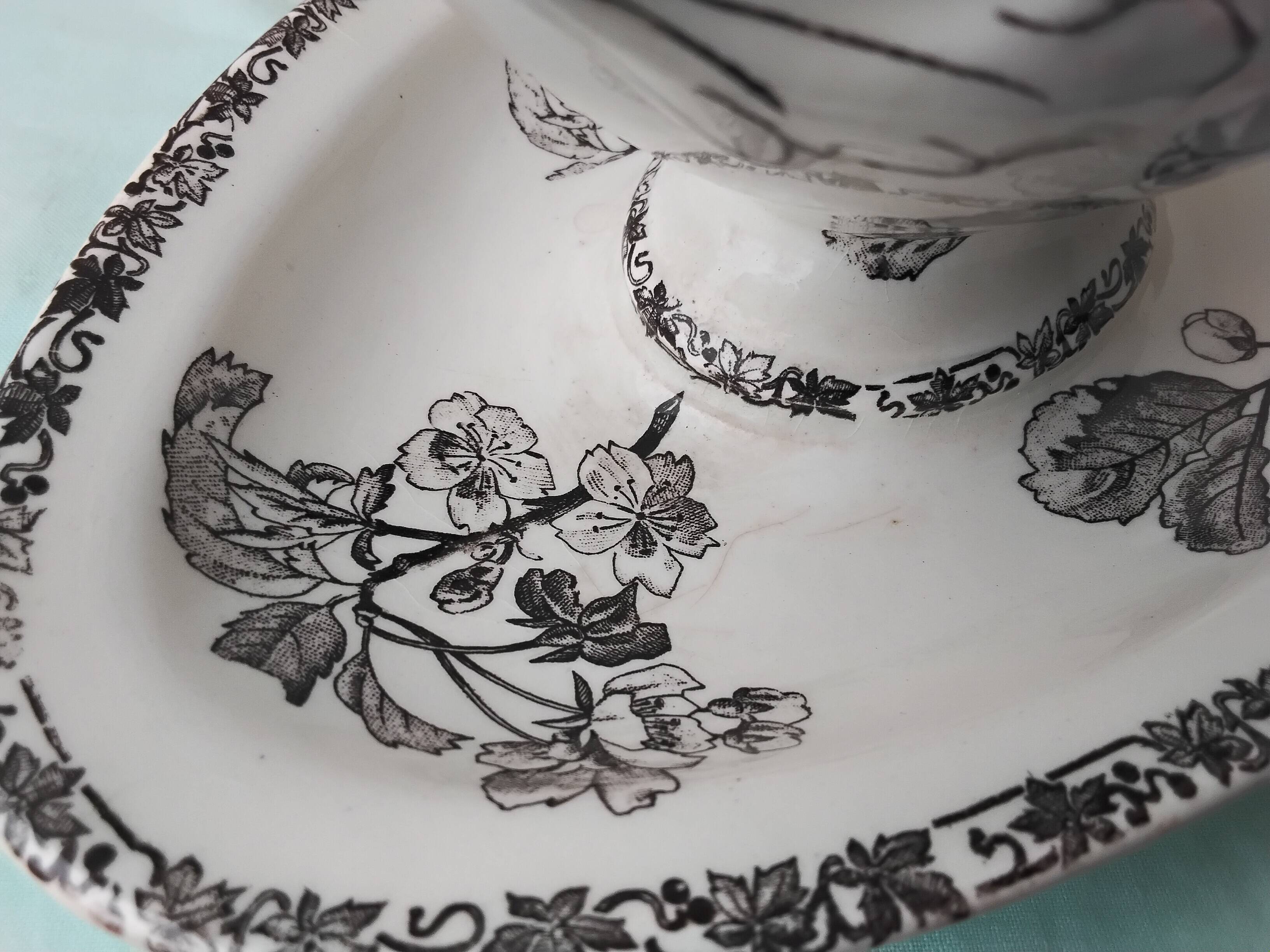 Saucière en faïence de Choisy le Roi