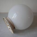 Ancien plafonnier luminaire globe boule sphère en verre opaline déco rétro