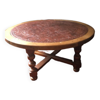 Round table in stone and wood