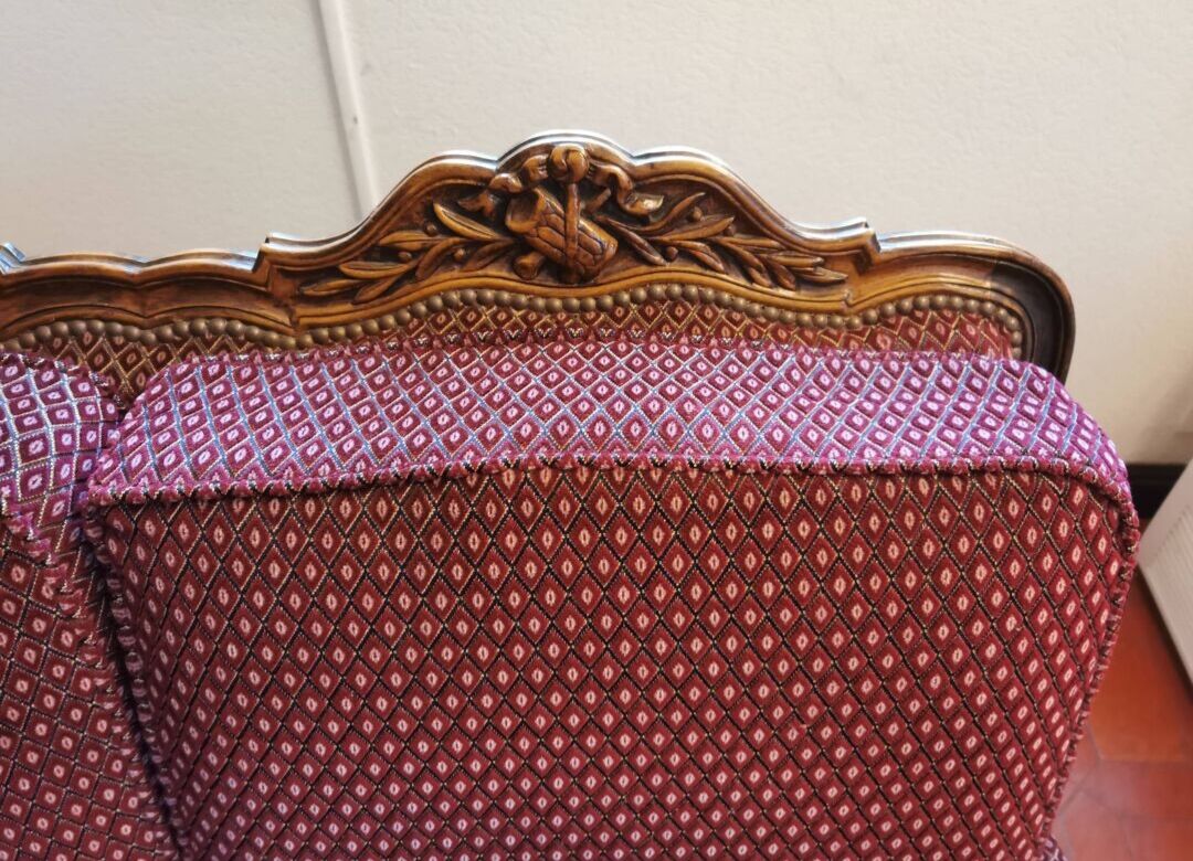 Burgundy velvet canapé bed in Louis XV Regency style.