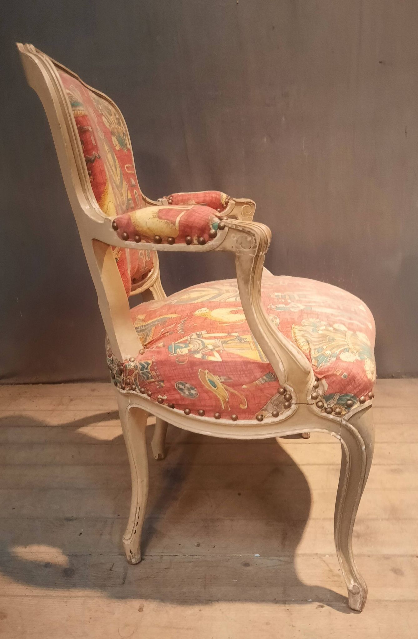 Fauteuil style Louis XV  tapissé à motif égyptien