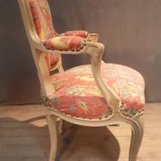 Fauteuil style Louis XV  tapissé à motif égyptien