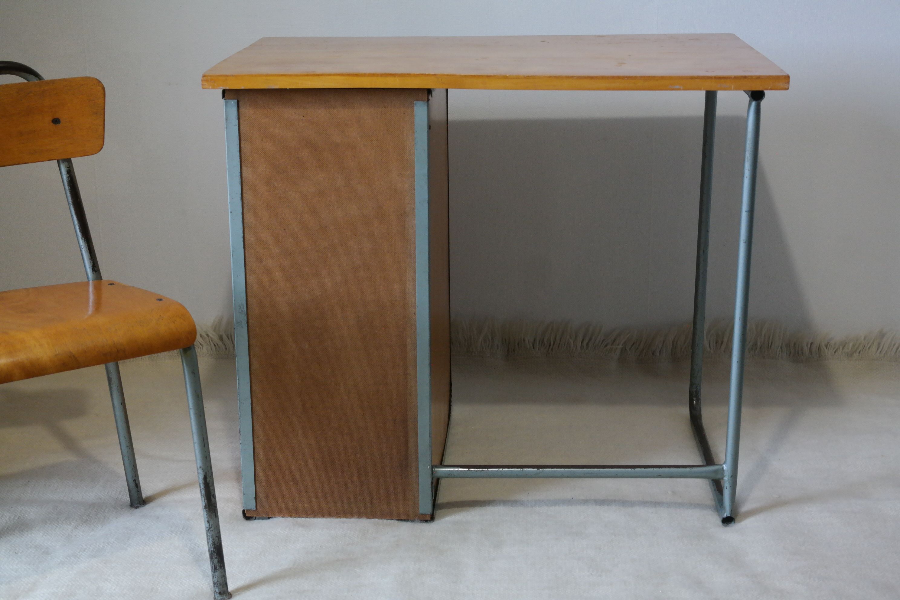 Bureau d'écolier et chaise vintage métal et bois clair