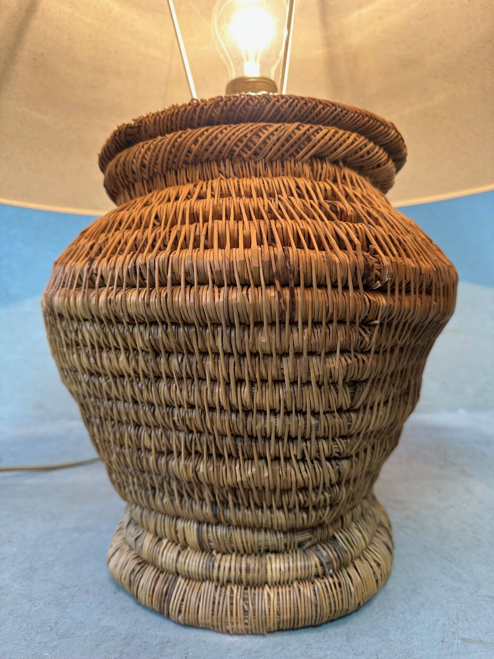 Lampe de table vintage – ancien pichet en rotin